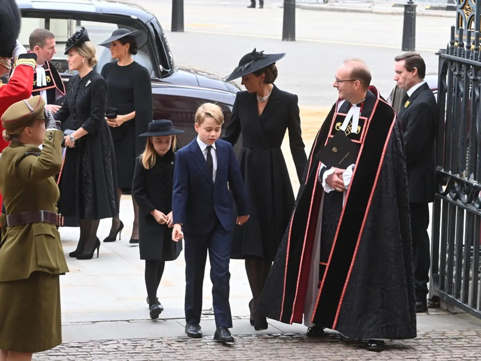 Do Westminsterského opátstva dorazila Kate v čiernej róbe spolu so svojimi deťmi, princom Georgom (9) a princeznou Charlotte (7).