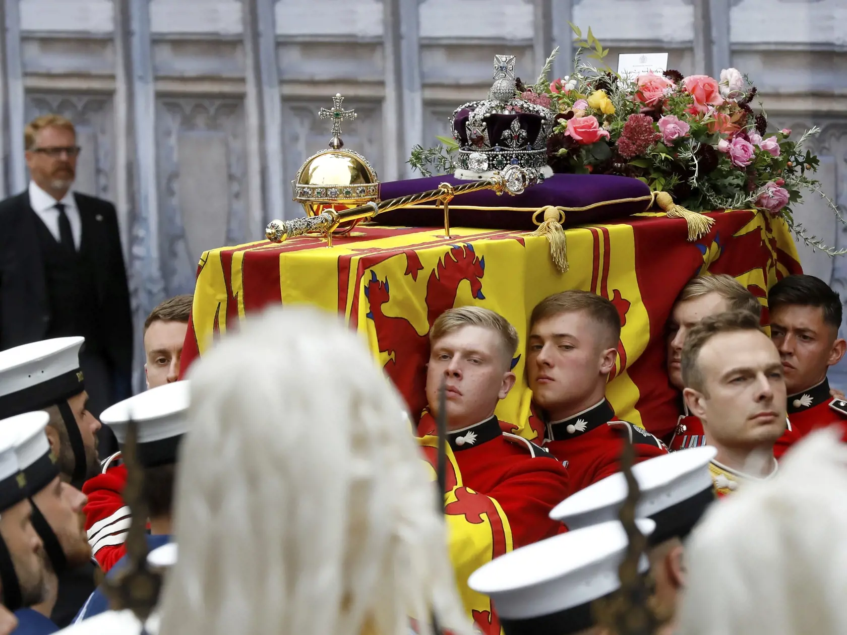 Britský kráľ Charles III. salutuje pred rakvou svojej zosnulej matky, britskej kráľovnej Alžbety II., ktorú prinášajú na štátny pohreb do Westminsterského opátstva.