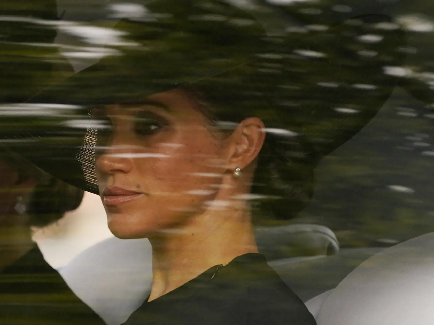 Vojvodkyňa zo Sussexu Meghan sa rozhodla uctiť si Alžbetu II. perlovými náušnicami, ktoré dostala od samotnej kráľovnej.