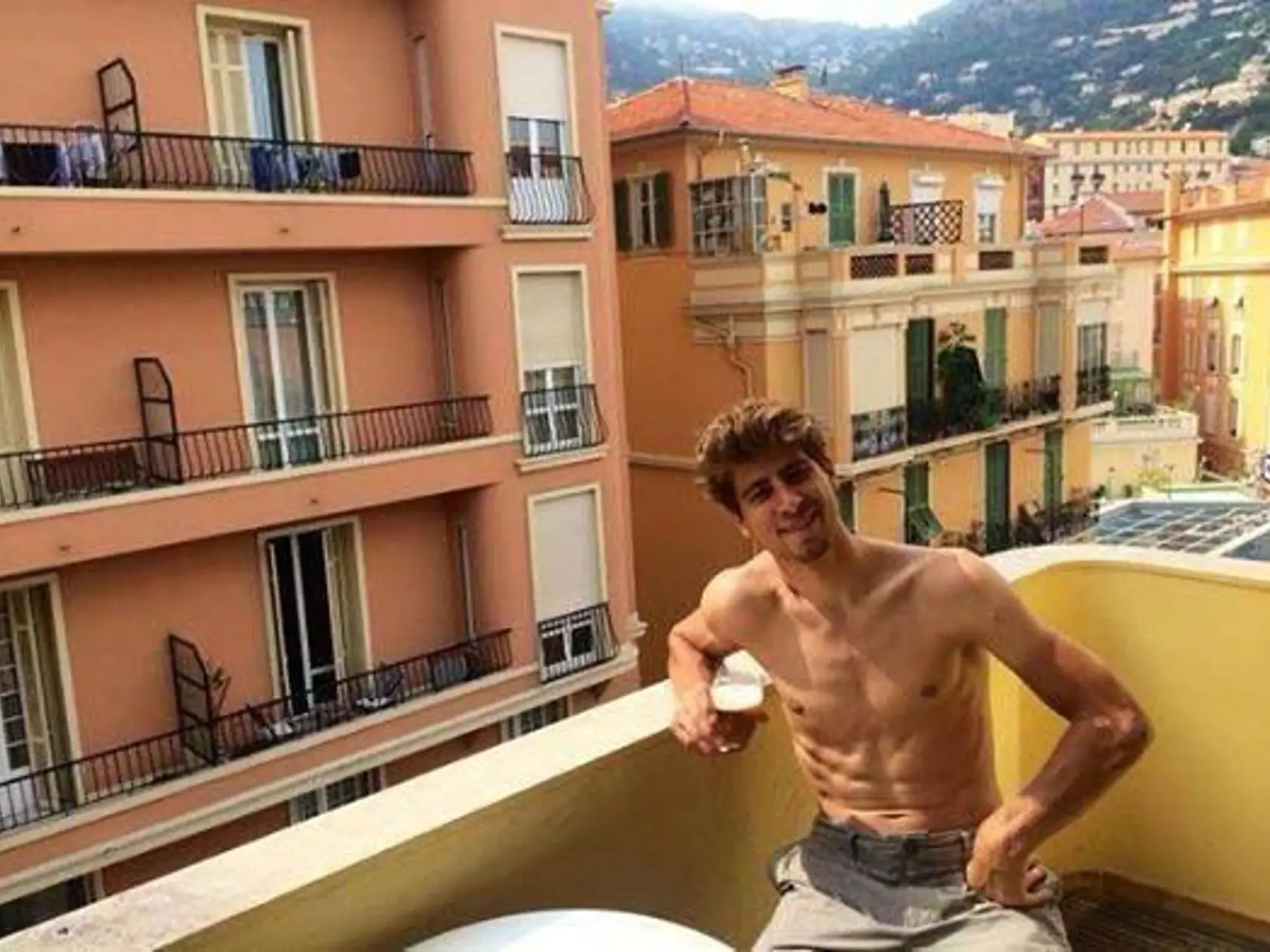 Od roku 2014 býval v Monaku hviezdny Peter Sagan, spoločne s manželkou Katarínou a synčekom Marlonom v luxusnom apartmáne na ulici des Papalins. Náš cyklista tam však už nežije.