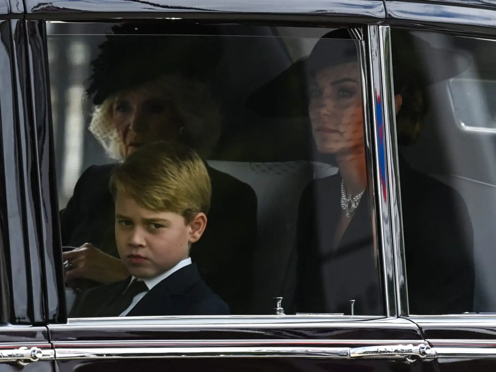 Kráľovná manželka Camilla dorazila na pohreb Alžbety II. s princeznou Kate, princom Georgom a princeznou Charlotte.