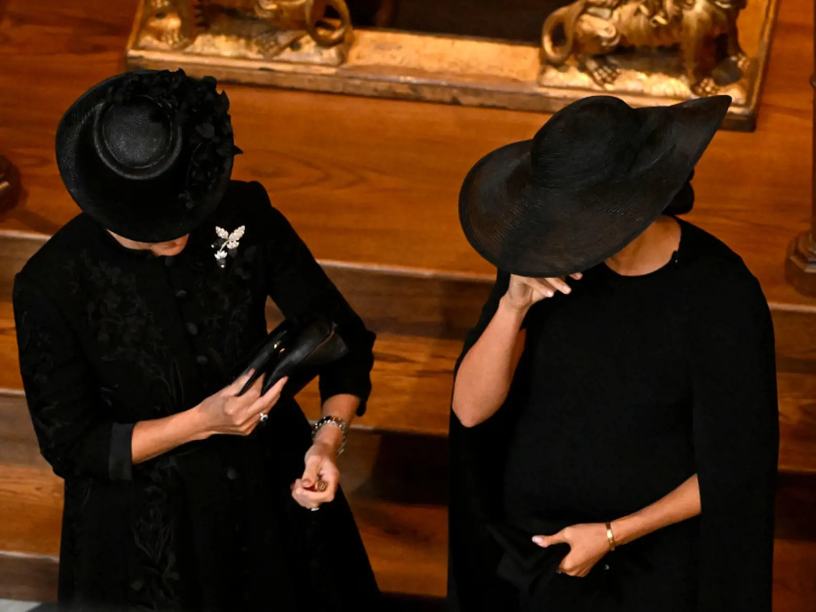 Vojvodkyňa zo Sessexu Meghan sa rozhodla uctiť si Alžbetu II. perlovými náušnicami, ktoré dostala od samotnej kráľovnej.