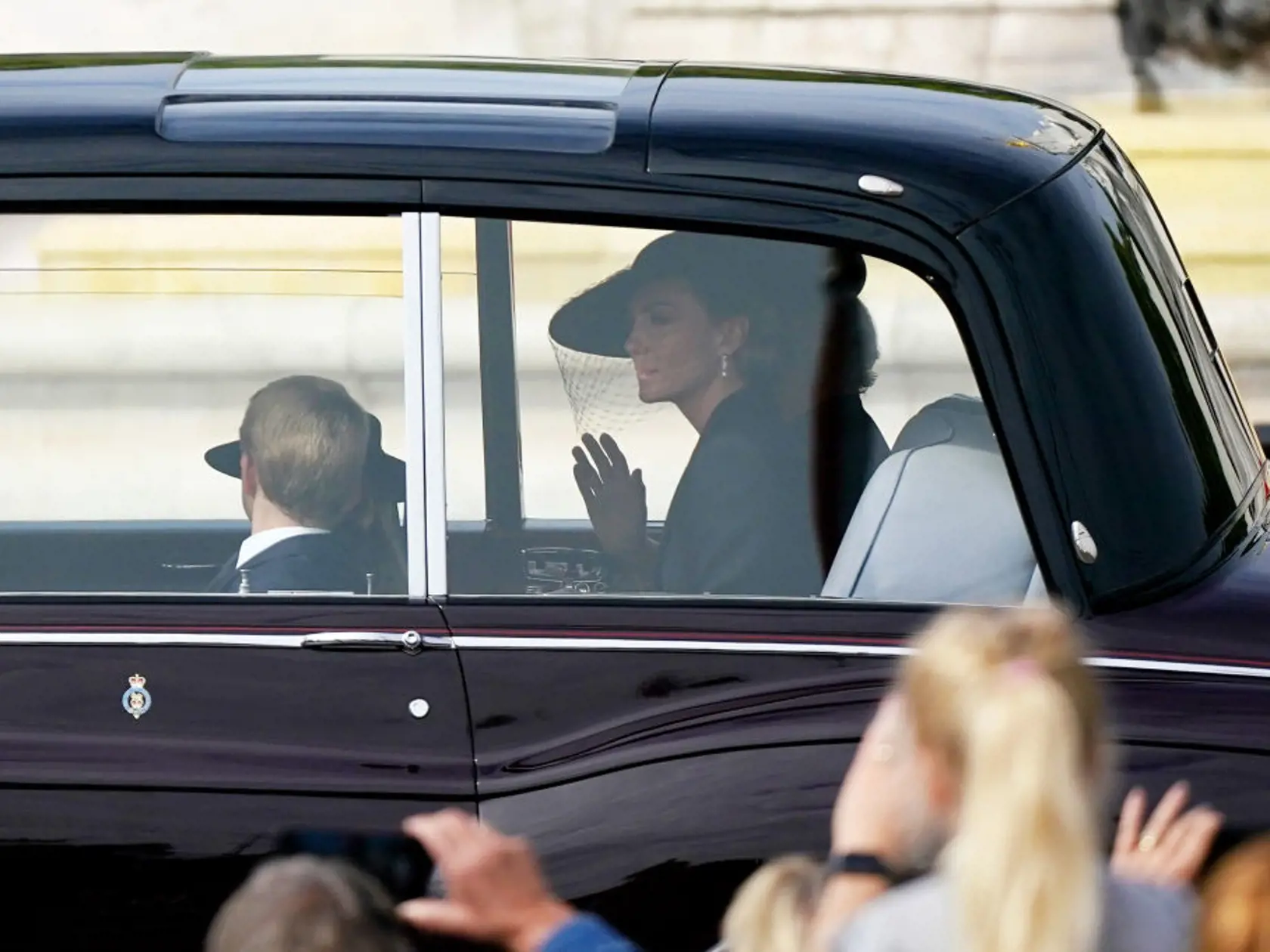 Na pohreb kráľovnej prišla aj manželka princa Harryho, vojvodkyňa zo Suxessu Meghan.
