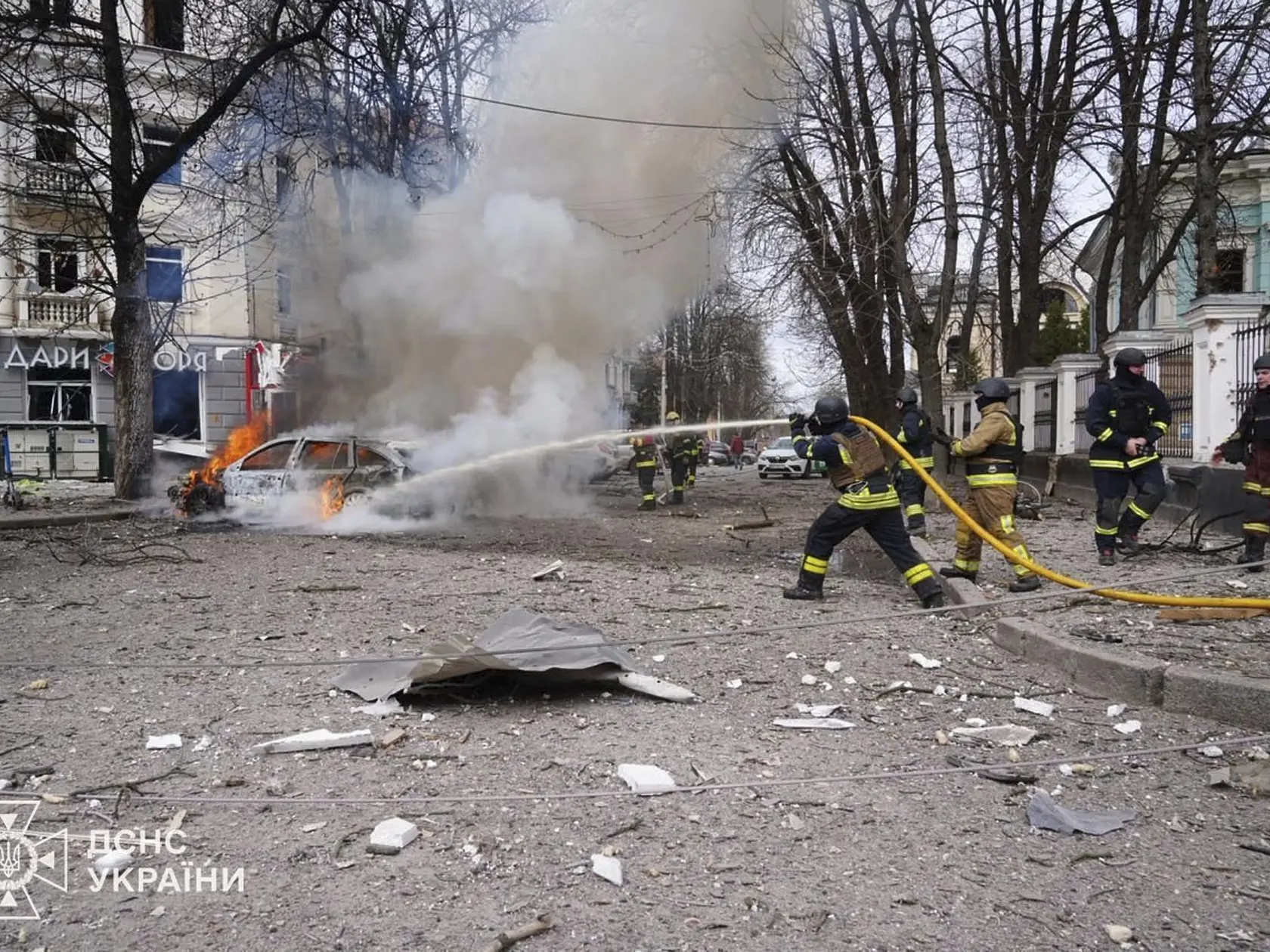 Na snímke následky po ruskom raketovom útoku na severovýchodné mesto Sumy 13. apríla 2025.