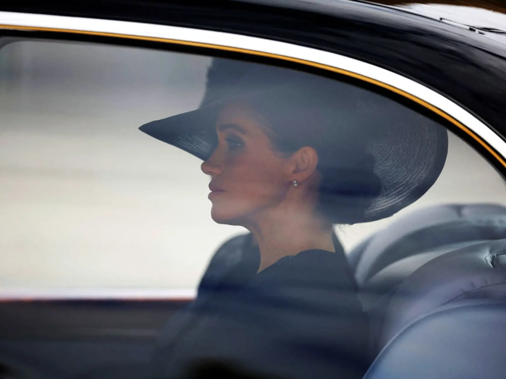 Meghan aj Kate si uctili Alžbetu II. perlovými šperkami, ktoré nebohá kráľovná obľubovala.