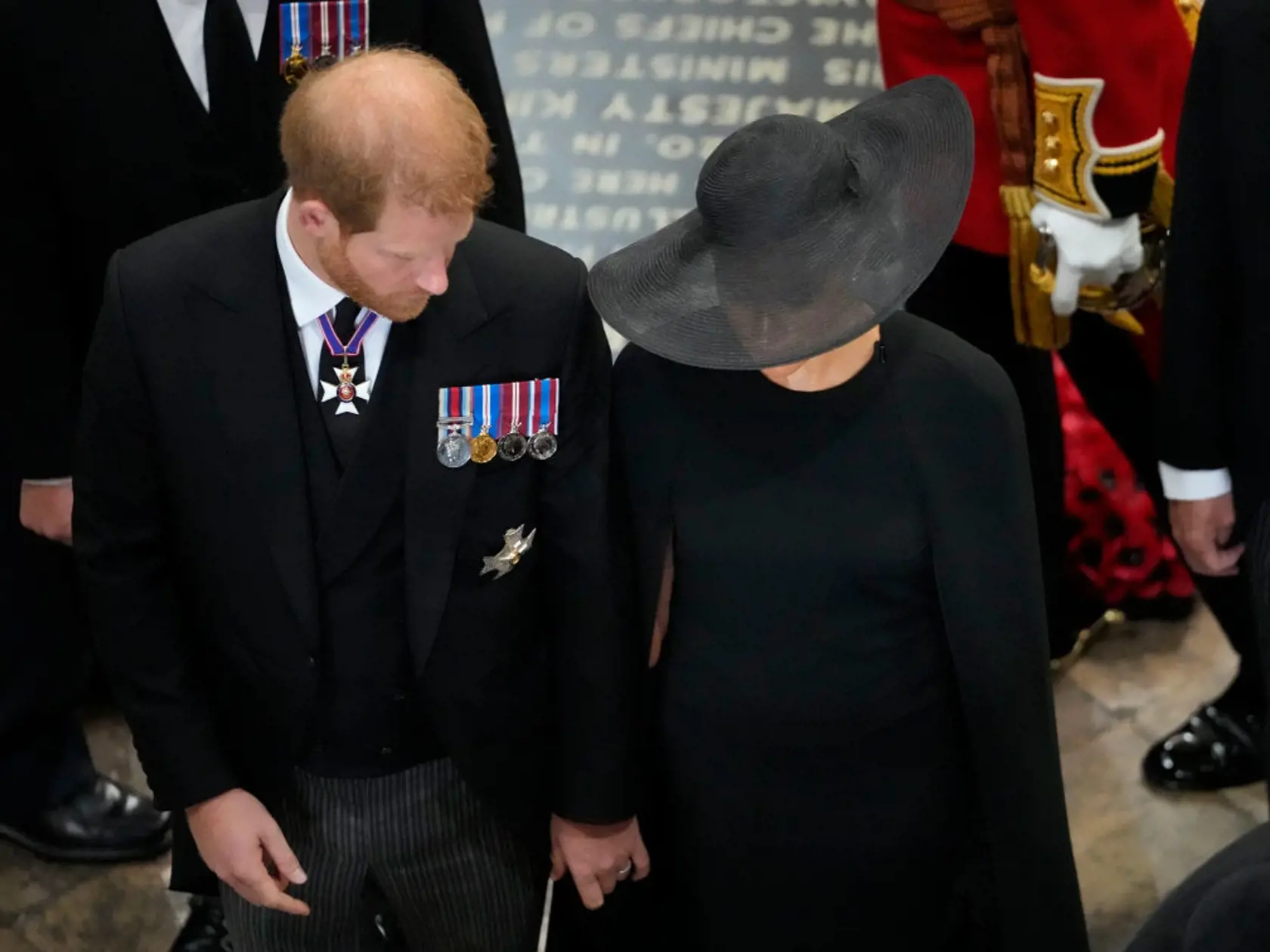 Ďalšia potupa pre Harryho: Princ Harry si nemohol na pohreb obliecť vojenskú uniformu.