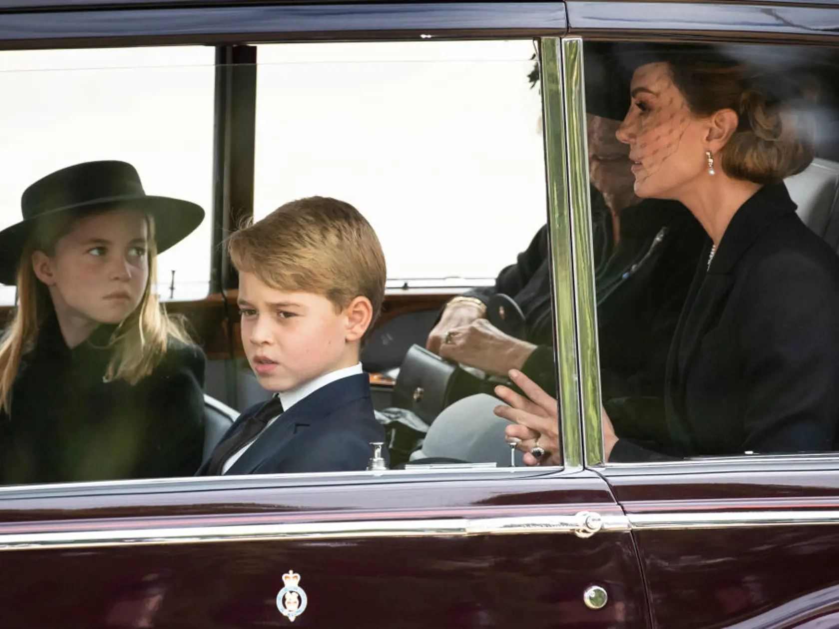 Do Westminsterského paláca dorazila Kate v čiernej róbe spolu so svojimi deťmi, princom Georgom (9) a princeznou Charlotte (7).