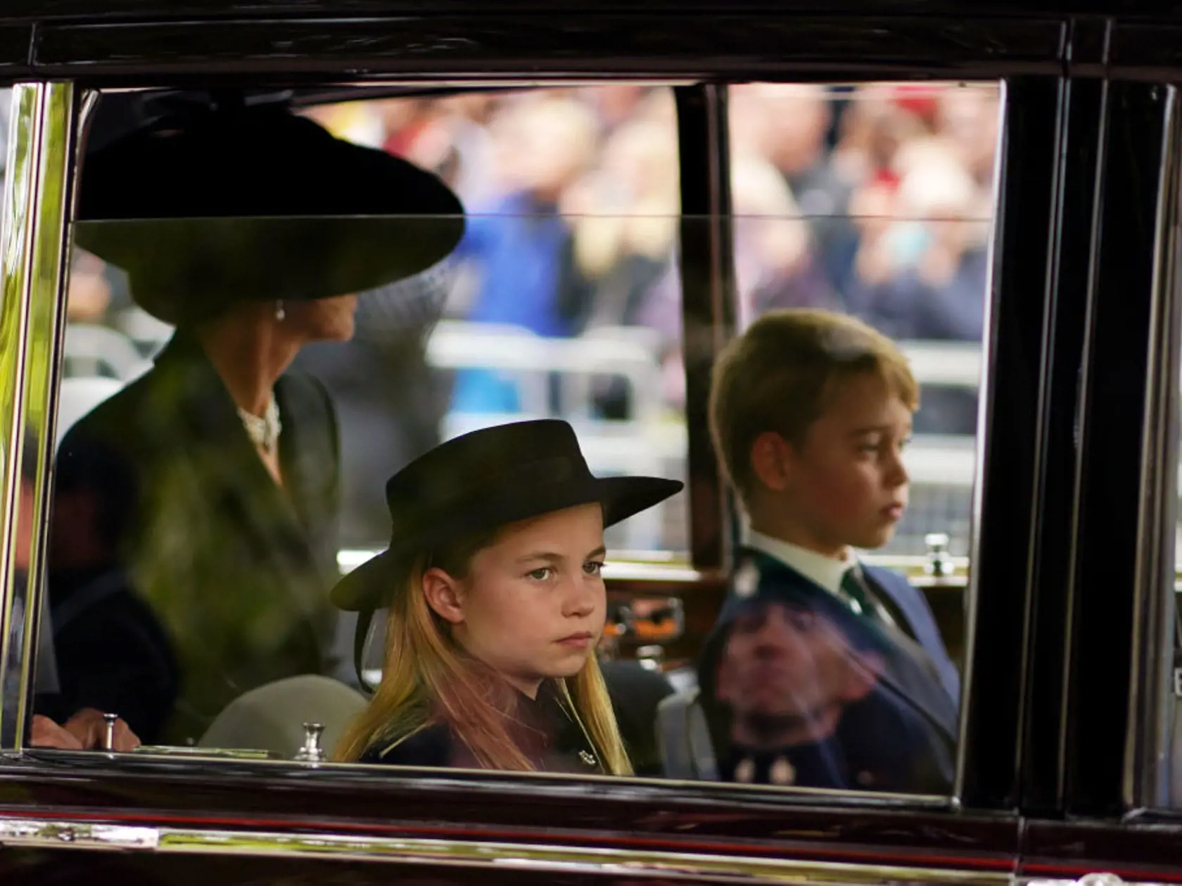 Do Westminsterského paláca dorazila Kate v čiernej róbe spolu so svojimi deťmi, princom Georgom (9) a princeznou Charlotte (7).