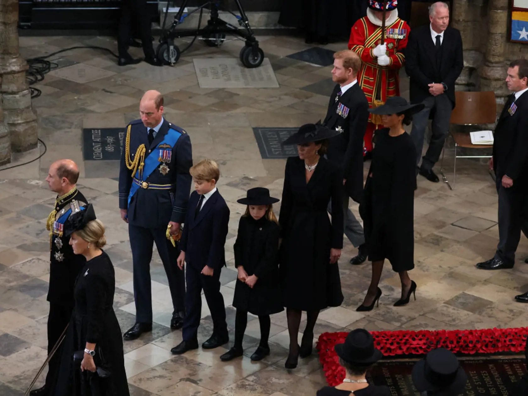 Následník britského trónu princ z Walesu William s manželkou princeznou Kate, princom Georgom a princeznou Charlotte na pohrebe kráľovnej Alžbety II.