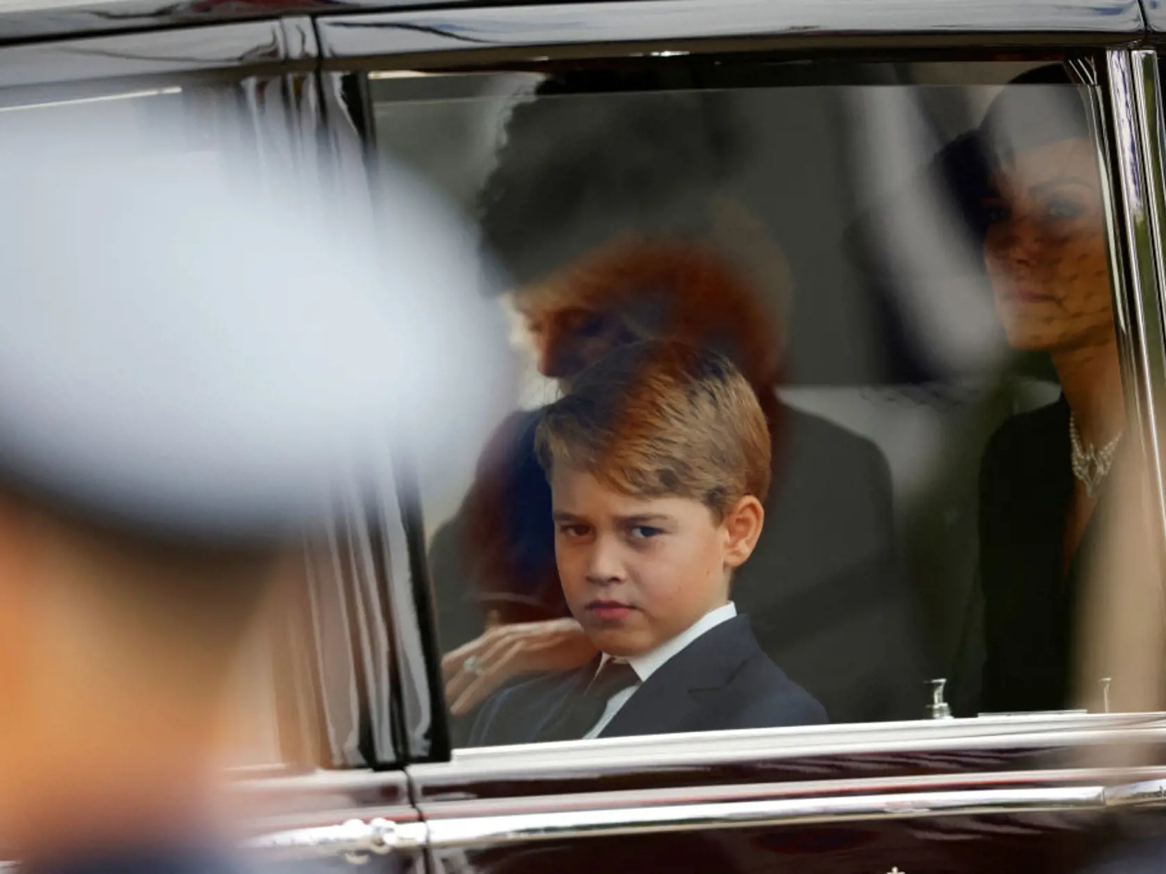 Kráľovná manželka Camilla dorazila na pohreb Alžbety II. s princeznou Kate, princom Georgom a princeznou Charlotte.