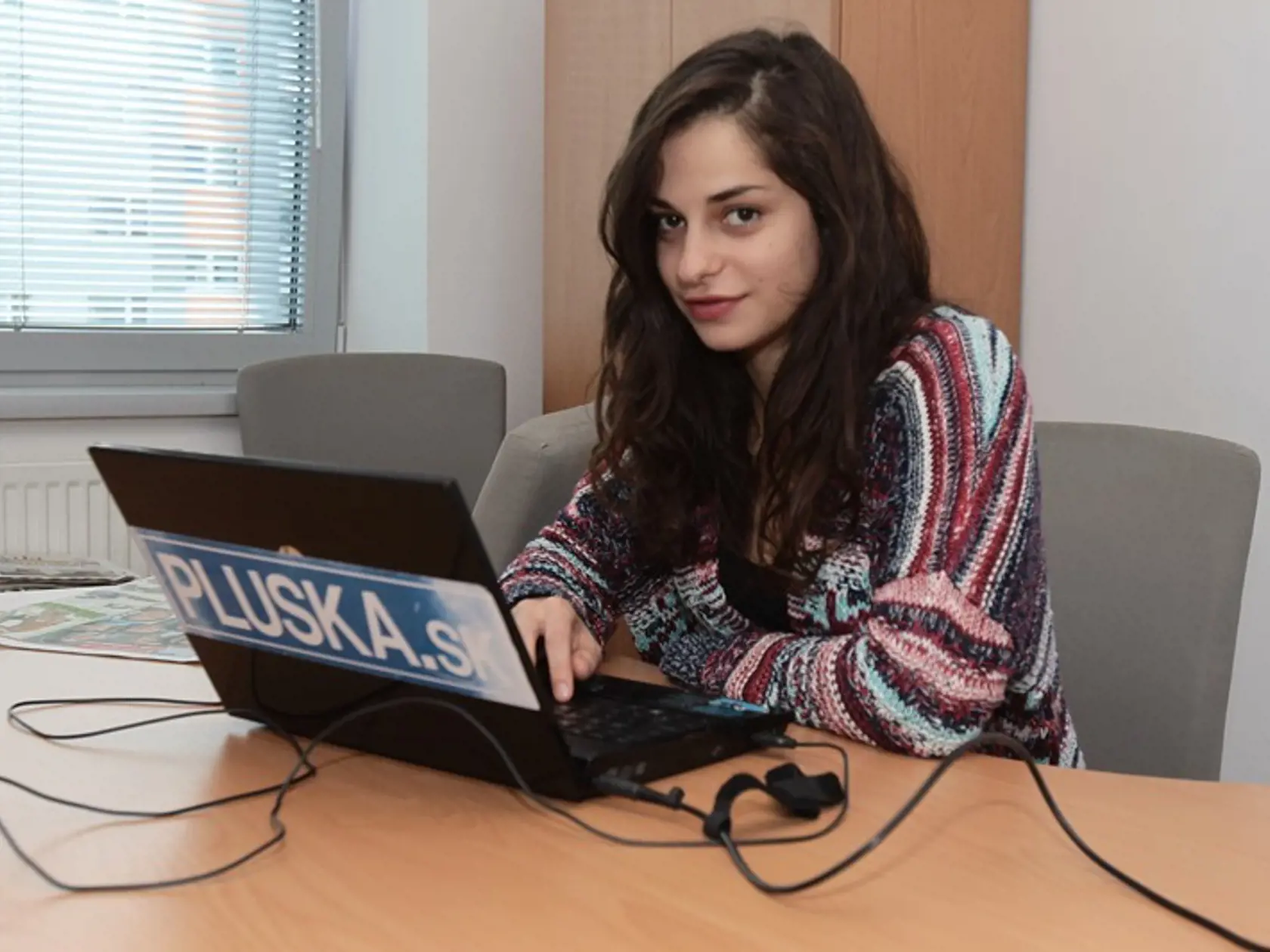 Monika Potokárová v redakcii Pluska.sk
