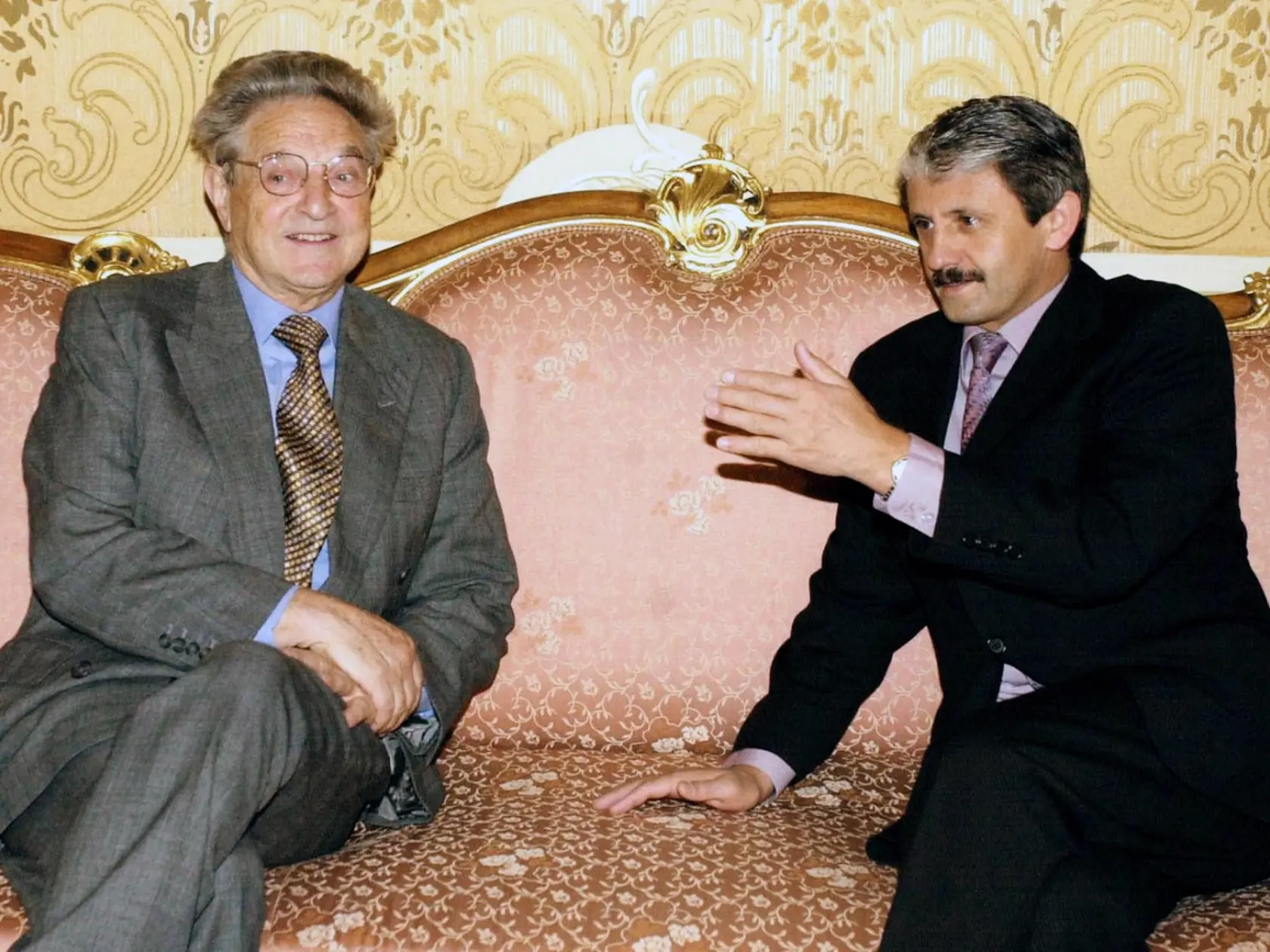 2001:  V tomto roku sa Soros stretol aj s premiérom Mikulášom Dzurindom.