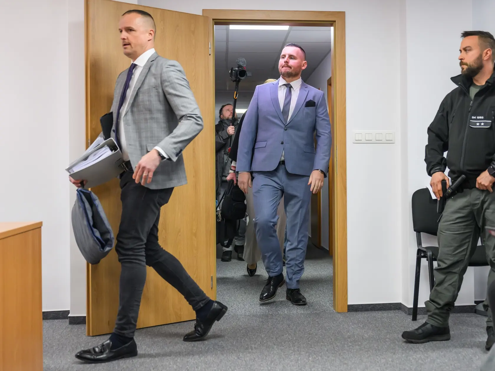Zľava obhajca David Lindtner a obvinený youtuber Daniel Bombic v súdnej sieni Najvyššieho súdu SR.