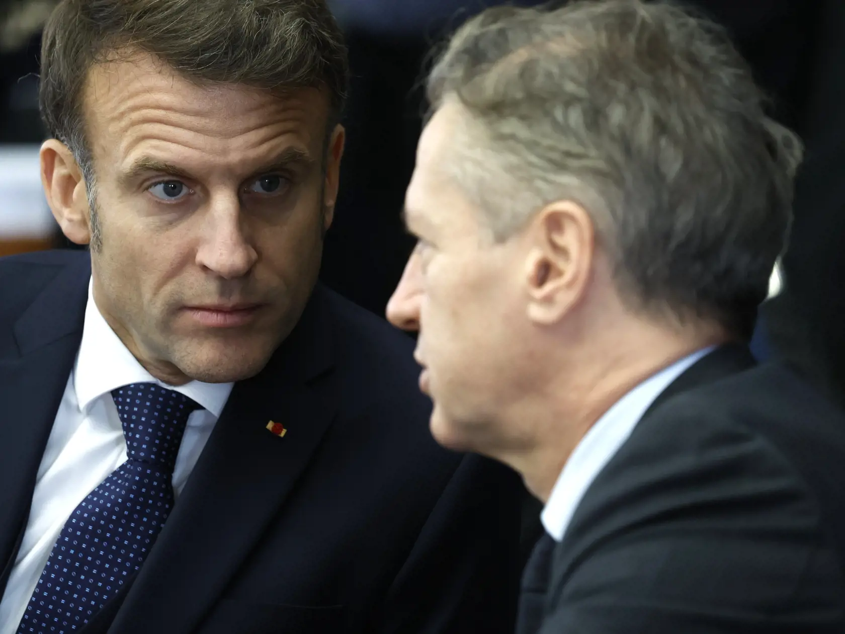 WA 83 Brusel - Francúzsky prezident Emmanuel Macron (vľavo) a slovinský premiér Robert Golob diskutujú na neformálnom stretnutí európskych politikov o bezpečnostnej politike v Bruseli v pondelok 3. februára 2025. Pozvánku dostali lídri 27 členských krajín EÚ, ako aj britský premiér Keir Starmer a šéfa NATO Mark Rutte. FOTO TASR/AP   

French President Emmanuel Macron, left, speaks with Slovenia's Prime Minister Robert Golob at a round table meeting during an EU summit in Brussels, Monday, Feb. 3, 2025. (AP Photo/Geert Vanden Wijngaert)