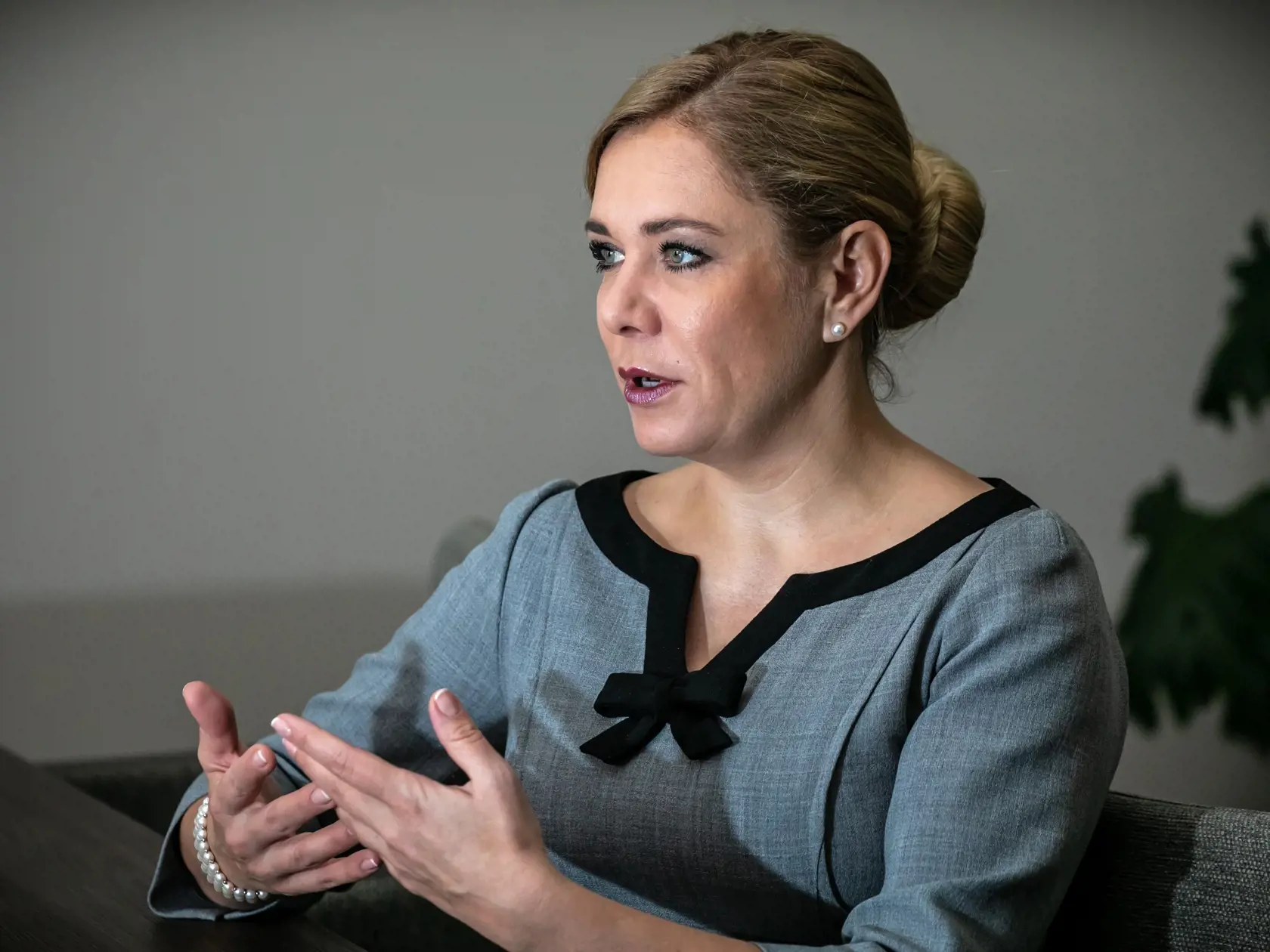 Na snímke ministerka vnútra Denisa Saková počas rozhovoru na ministerstve. 