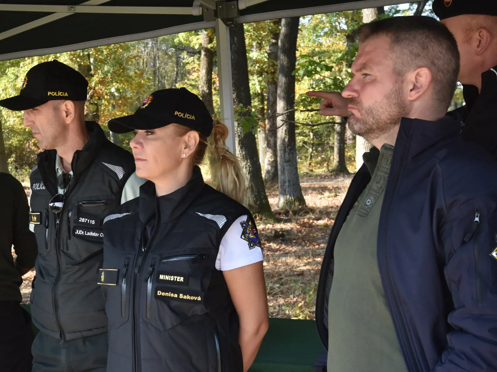 Na snímke sprava predseda vlády SR Peter Pellegrini, ministerka vnútra SR Denisa Saková a riaditeľ Úradu hraničnej a cudzineckej polície Prezídia Policajného zboru SR Ladislava Csémi počas návštevy slovensko-ukrajinskej hranice 22. októbra 2019. Oboznámili sa s technickým zabezpečním a činnosťou príslušníkov hraničnej polície na zelenej hranici a hraničných priechodoch. FOTO TASR - Vladimír Benko/MV SR