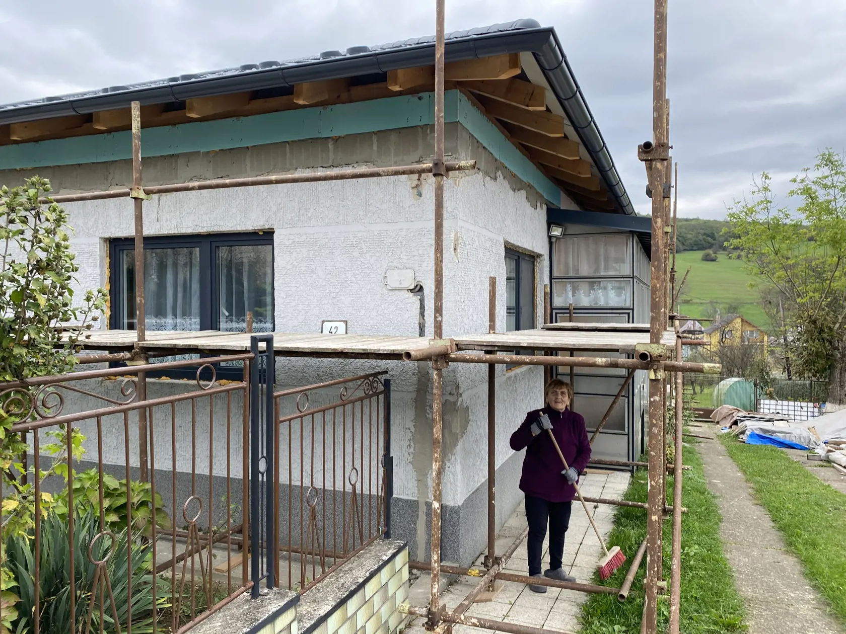 Vrch domu museli zbúrať. Pani Mária Babinská (76) sa pár minút pred zemetrasením rozprávala po telefóne so švagrinou. “Vravela som jej, že pozerám správy a tam samé nešťastie. Vojna, zemetrasenia. Povedala mi, že nám zemetrasenie nehrozí. Len čo som zložila, začala sa triasť zem a s ňou aj môj dom."