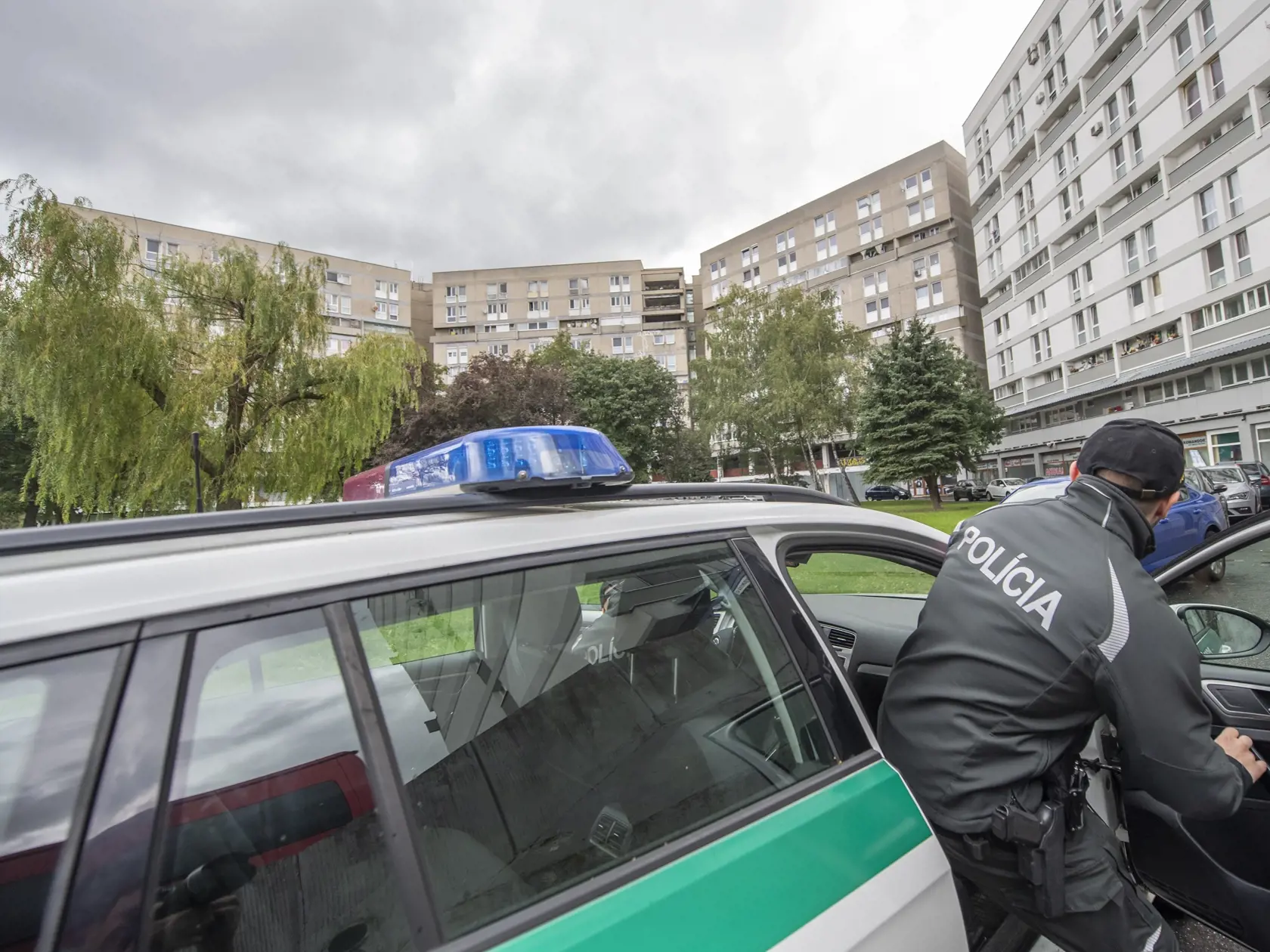 Na snímke policajt nastupuje do auta počas otvorenia nového vysunutého pracoviska Mestskej polície Bratislava, ktoré vzniklo na Stavbárskej ulici v objekte Pentagonu 19. septembra 2022. FOTO TASR - Martin Baumann