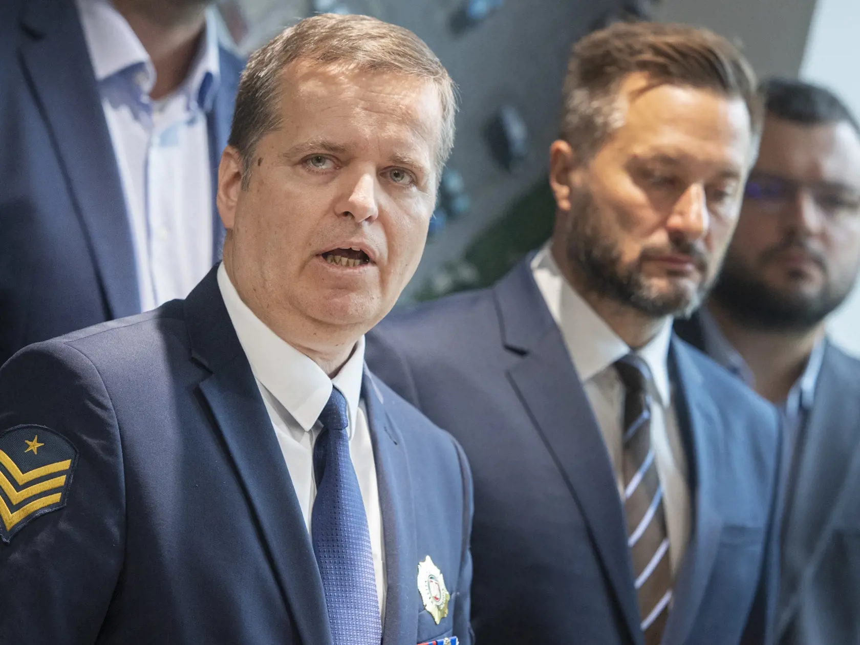 Na snímke vľavo náčelník Mestskej polície Miroslav Antal a vpravo primátor mesta Bratislava Matúš Vallo v novom vysunutom pracovisku Mestskej polície Bratislava, ktoré vzniklo na Stavbárskej ulici v objekte Pentagonu 19. septembra 2022. FOTO TASR - Martin Baumann
