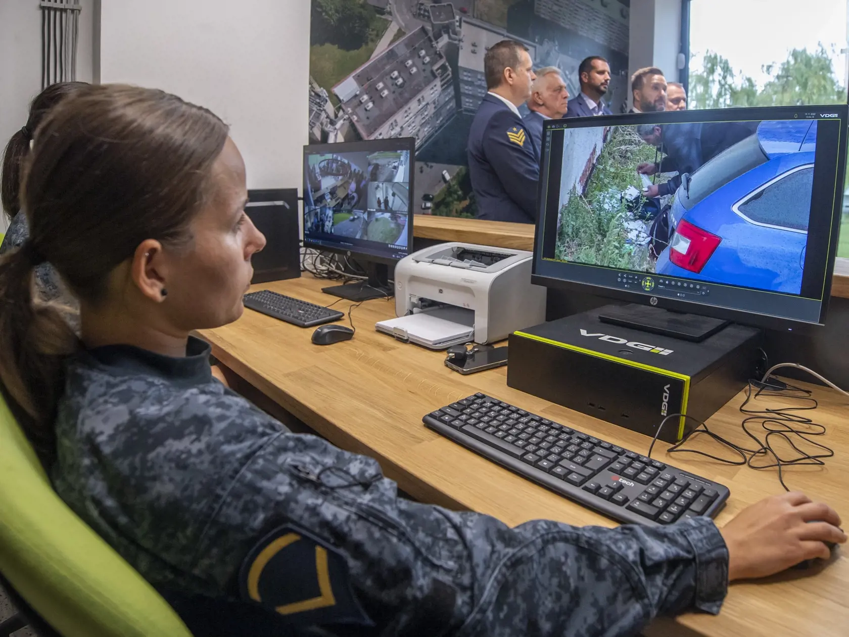 Na snímke mestská policajtka kontroluje okolie budovy pomocou kamier v novom vysunutom pracovisku Mestskej polície Bratislava, ktoré vzniklo na Stavbárskej ulici v objekte Pentagonu 19. septembra 2022. FOTO TASR - Martin Baumann