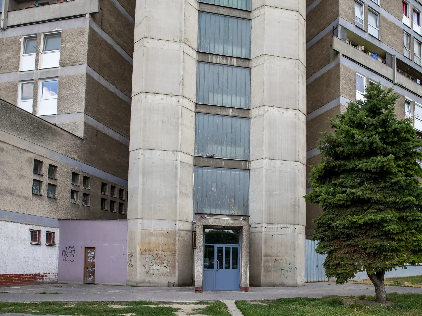 Bytovy dom v bratislavskej Vrakuni “Pentagon”. 