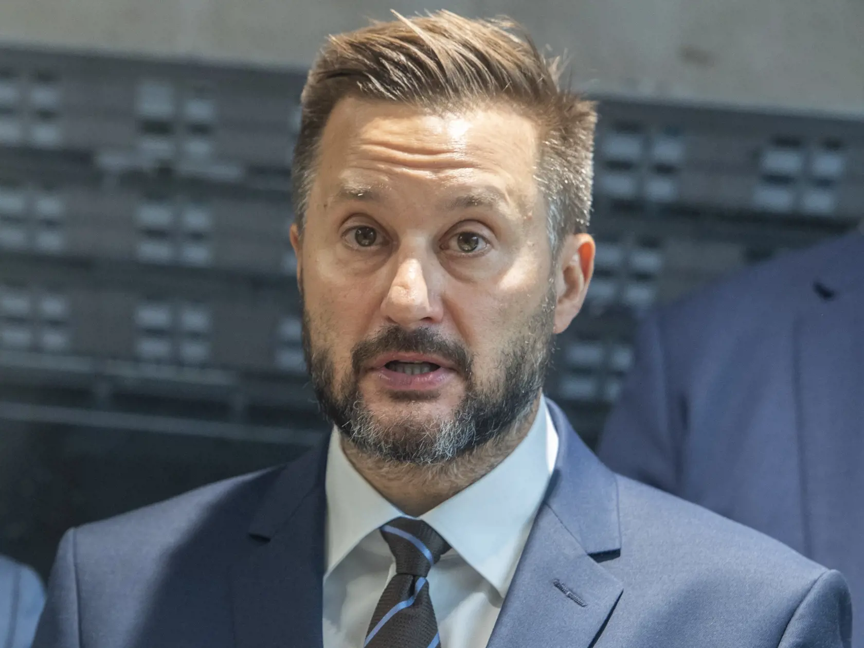 Na snímke primátor mesta Bratislava Matúš Vallo v novom vysunutom pracovisku Mestskej polície Bratislava, ktoré vzniklo na Stavbárskej ulici v objekte Pentagonu 19. septembra 2022. FOTO TASR - Martin Baumann