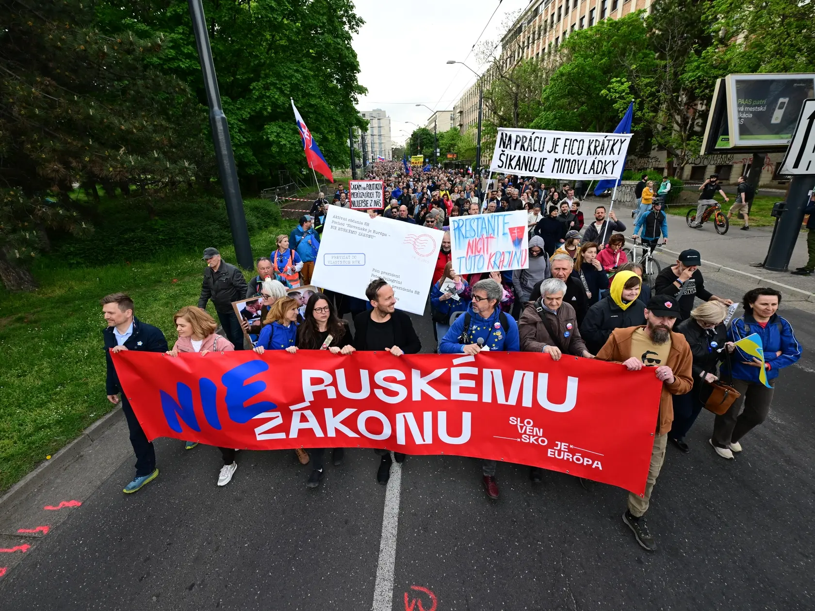 Na snímke demonštranti držia transparent s nápisom Nie ruskému zákonu na protestnom zhromaždení Slovensko je Európa v Bratislave vo štvrtok 24. apríla 2025. Vo viacerých mestách na Slovensku i v zahraničí sa vo štvrtok večer konali protestné zhromaždenia Slovensko je Európa. Verejnosť v rámci nich protestovala aj proti novele zákona o mimovládnych organizáciách. „Pred začiatkom pochodu bolo možné podpísať verejný list prezidentovi, ktorý následne symbolicky odniesli pred Prezidentský palác,“ uviedla organizácia Mier Ukrajine.