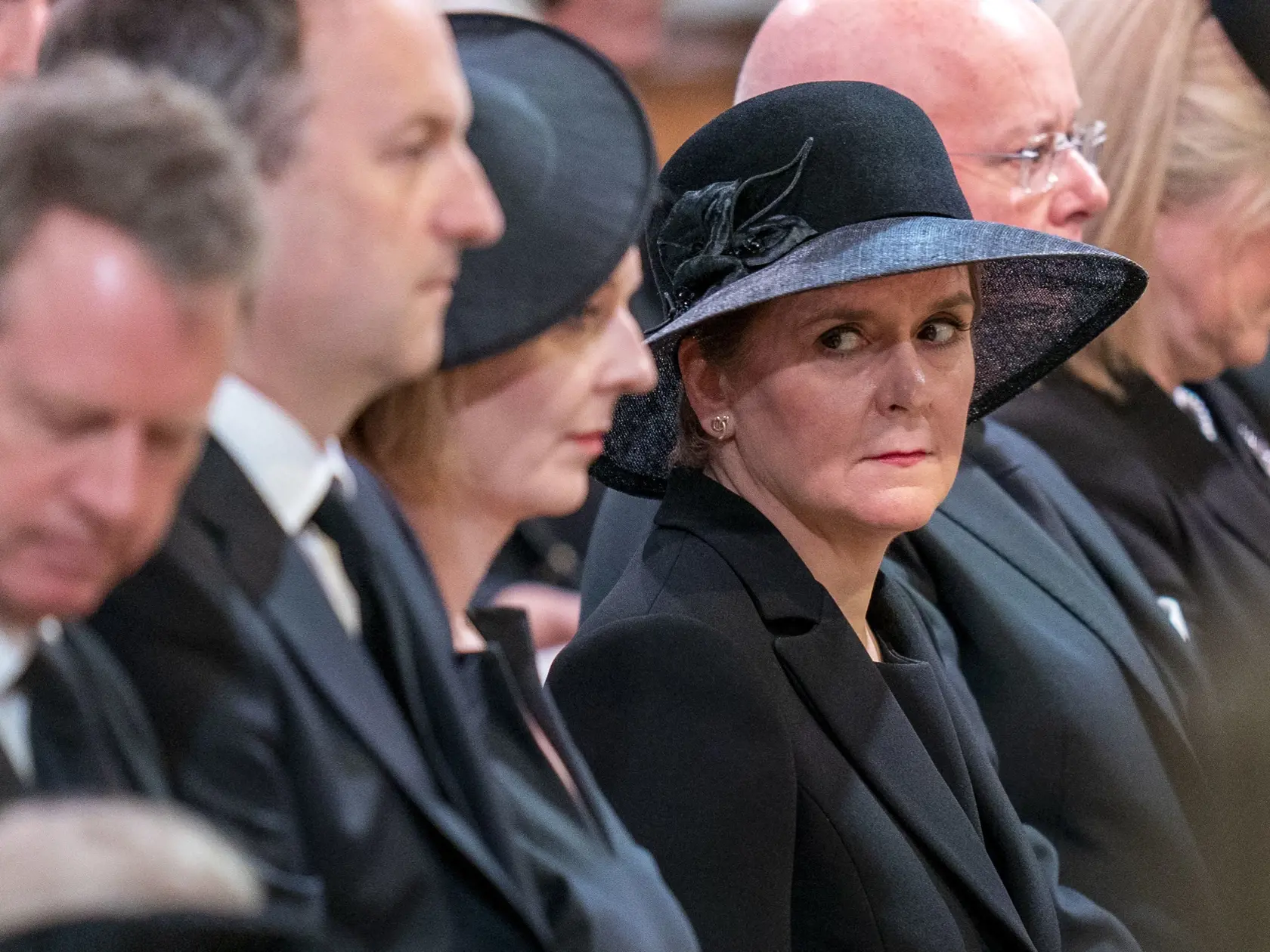 Škótska premiérka Nicola Sturgeonovása účastní bohoslužby pripomínajúcej život zosnulej britskej kráľovnej Alžbety II. v Katedrále svätého Egídia v škótskom Edinburghu v pondelok 12. septembra 2022.