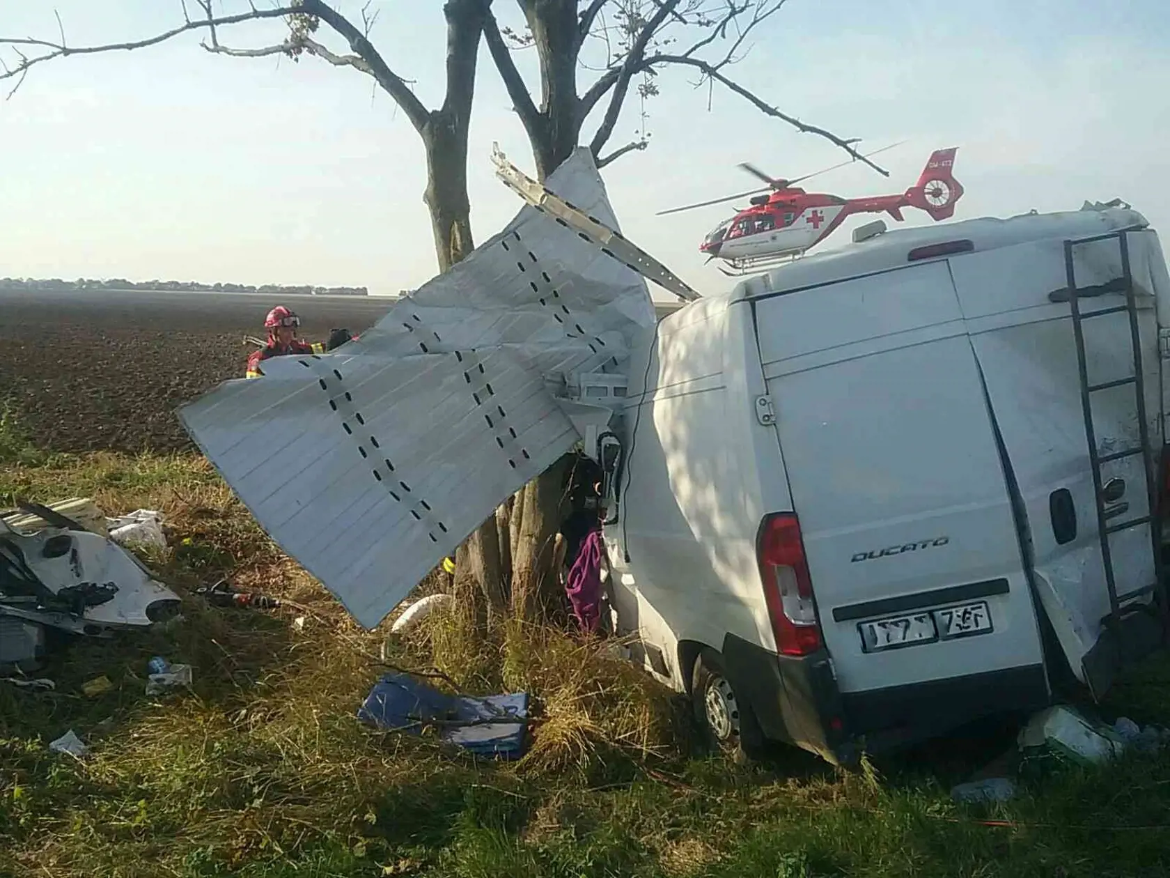 Dodávka zišla z diaľnice a nabúrala do stromu.