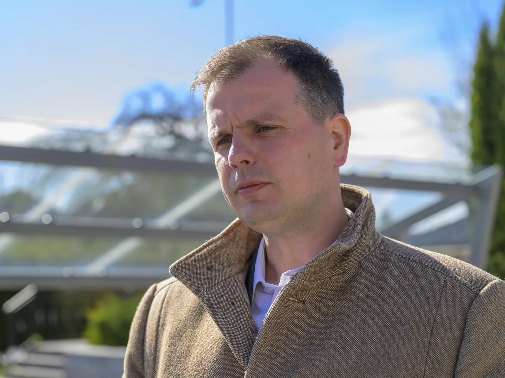 Primátor mesta Veľký Šariš Viliam Káll počas osádzania unimobuniek v osade pre ľudí, ktorým požiar zničil príbytky vo Veľkom Šariši 9. apríla 2025.