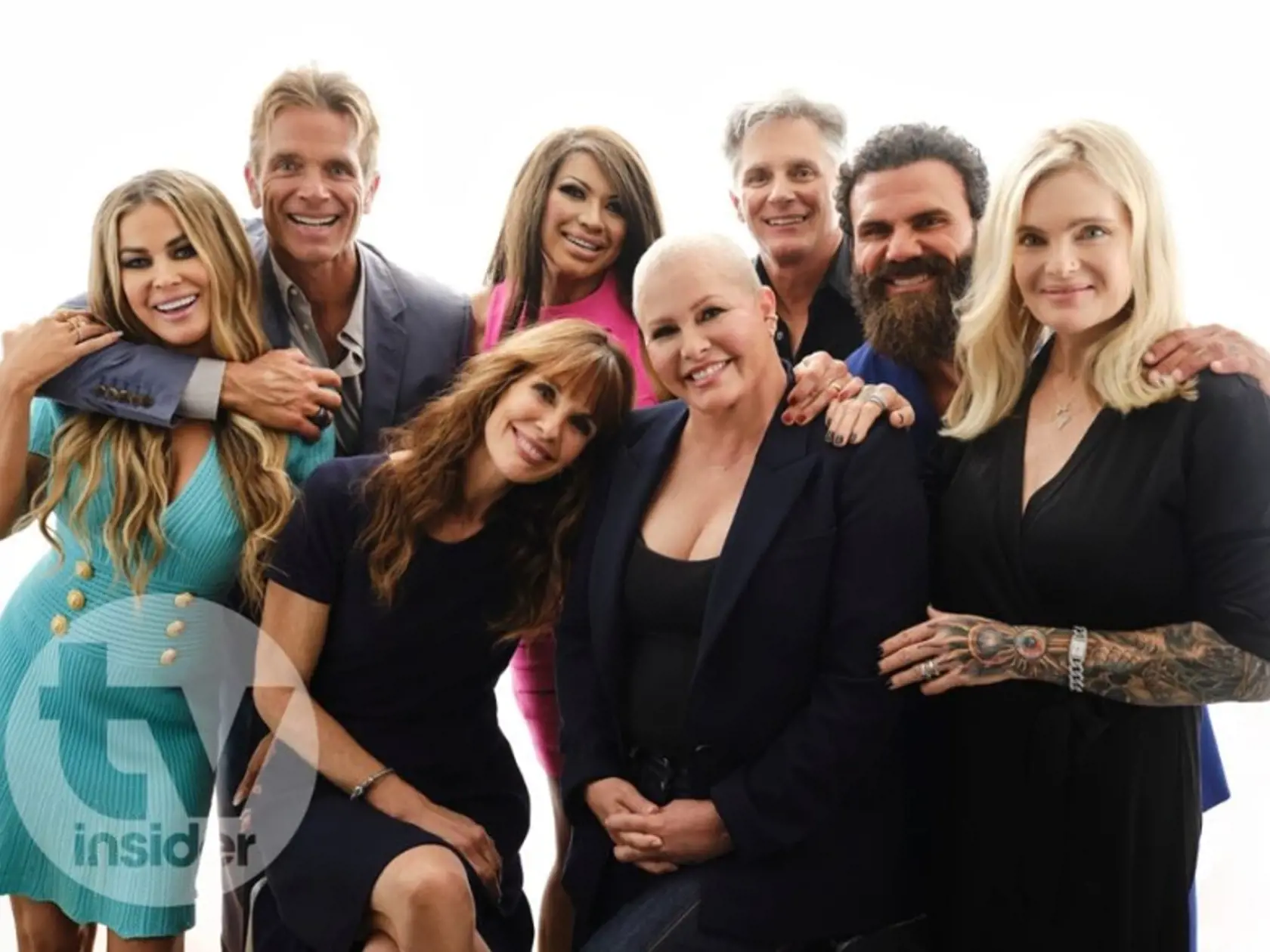 Stretnutie plavčíkov z Pobrežnej hliadky po rokoch. Carmen Electra, Nicole Eggert, Billy Warlock, Erika Eleniak, Alexandra Paul, David Chokachi, Traci Bingham a Jeremy Jackson.