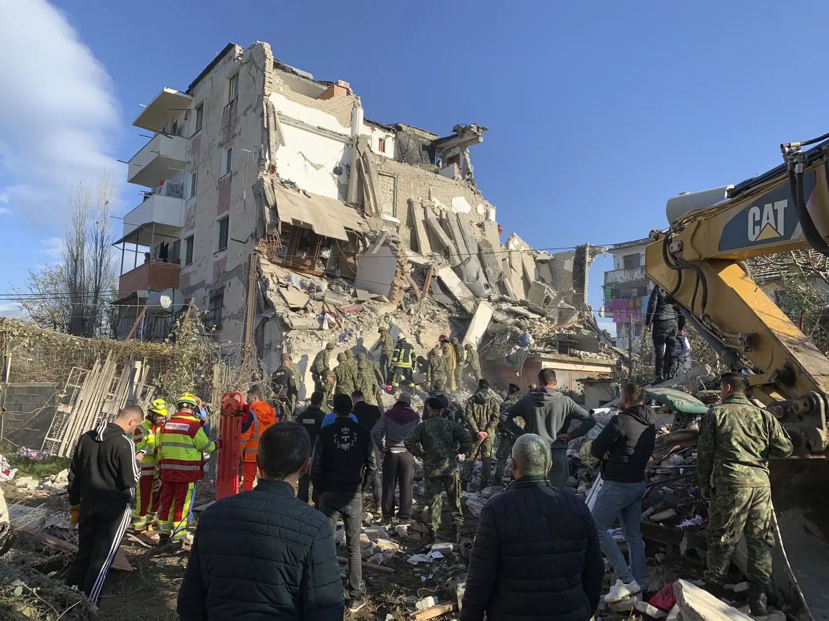 SY 24 Thumane - Na snímke záchranári prehľadávajú sutiny zničenej budovy po zemetrasení v meste Thumane na západe Albánska 26. novembra 2019. Záchranári hlásia zatiaľ šiestich mŕvych a asi 300 zranených ľudí. Silné zemetrasenie s magnitúdou 6,4 malo epicentrum 30 kilometrov severozápadne od Tirany v hĺbke približne desať kilometrov. FOTO TASR/AP
Rescuers search at a damaged building after a magnitude 6.4 earthquake in Thumane, western Albania, Tuesday, Nov. 26, 2019. Rescue crews used excavators