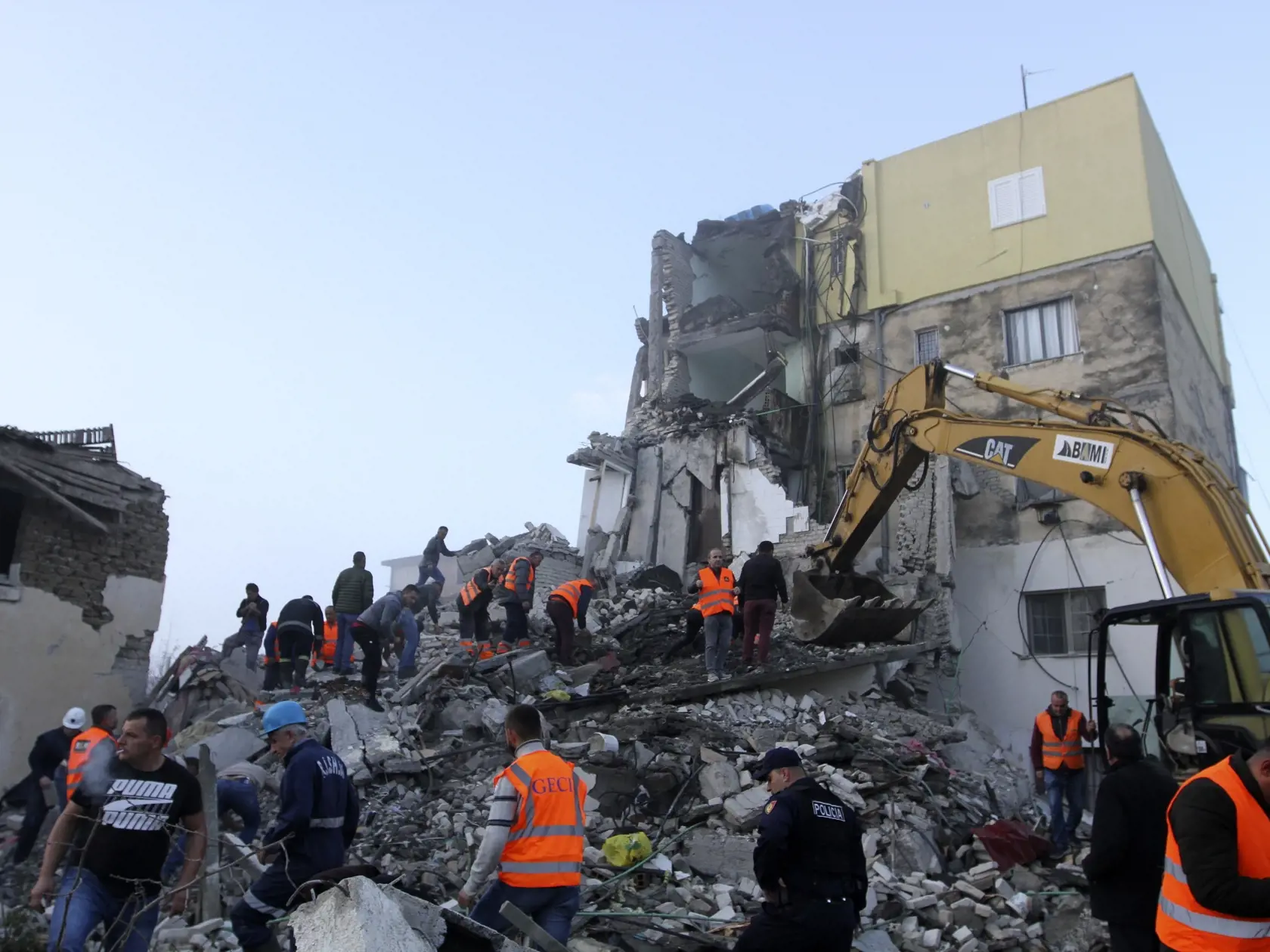 SY 22 Thumane - Na snímke bager pomáha odstraňovať sutiny zničenej budovy po zemetrasení v meste Thumane na západe Albánska 26. novembra 2019. Záchranári hlásia zatiaľ šiestich mŕvych a asi 300 zranených ľudí. Silné zemetrasenie s magnitúdou 6,4 malo epicentrum 30 kilometrov severozápadne od Tirany v hĺbke približne desať kilometrov. FOTO TASR/AP
Rescuers search at a damaged building after a magnitude 6.4 earthquake in Thumane, western Albania, Tuesday, Nov. 26, 2019. Rescue crews used excavator