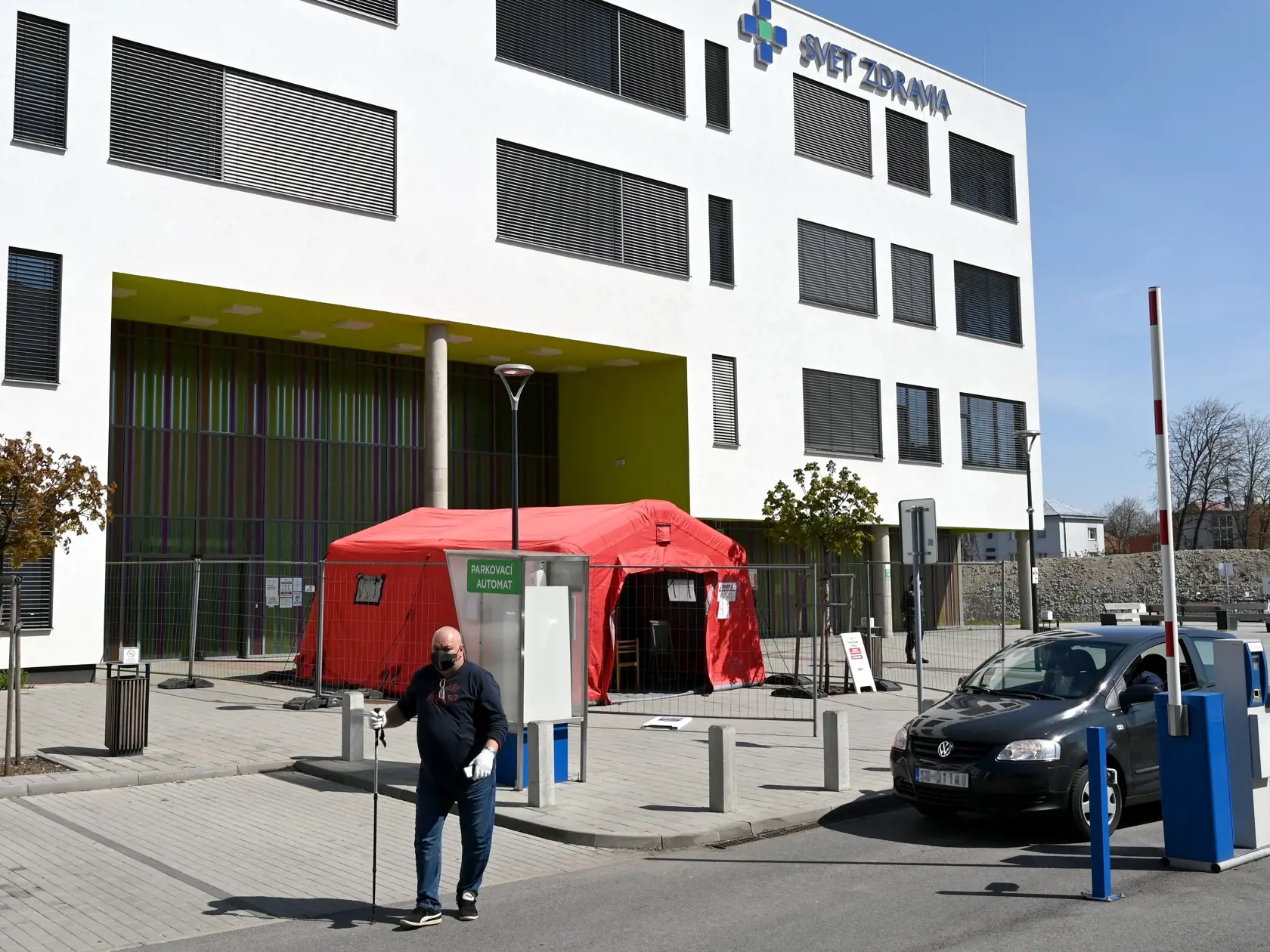 Traja zdravotníci pracujúci na rádiologickom oddelení (RTG) v Nemocnici s poliklinikou Štefana Kukuru v Michalovciach boli pozitívne testovaní na nový koronavírus. Na snímke Nemocnica s poliklinikou Štefana Kukuru v Michalovciach 16. apríla 2020. FOTO TASR - Roman Hanc