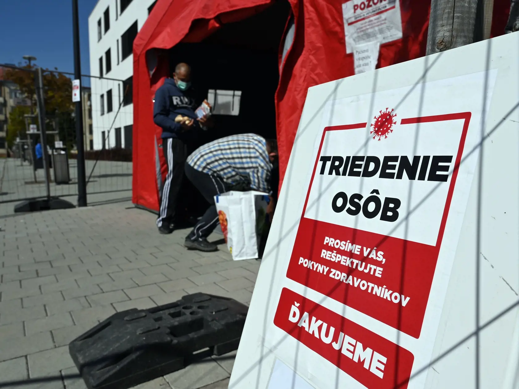 Traja zdravotníci pracujúci na rádiologickom oddelení (RTG) v Nemocnici s poliklinikou Štefana Kukuru v Michalovciach boli pozitívne testovaní na nový koronavírus. Na snímke triedenie osôb pred Nemocnicou s poliklinikou Štefana Kukuru v Michalovciach 16. apríla 2020. FOTO TASR - Roman Hanc