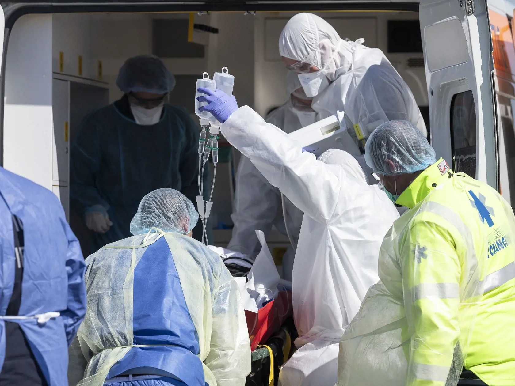 MIK 23 Štrasburg - Pacient infikovaný koronavírusom COVID-19 je nakladaný do francúzskeho vojenského vrtuľníka smerujúceho do nemocnice Kantonsspital St.Gallen vo Švajčiarsku z dôvodu zmiernenia nemocničnej situácie vo východnom Francúzsku. Štrasburg vo Francúzsku 30. marca 2020. FOTO TASR/AP

A patient infected with the Covid-19 virus is loaded into a French military helicopter heading to the Saint-Gall hospital, Switzerland, to ease the hospitals situation in eastern France, Monday, March 30 2