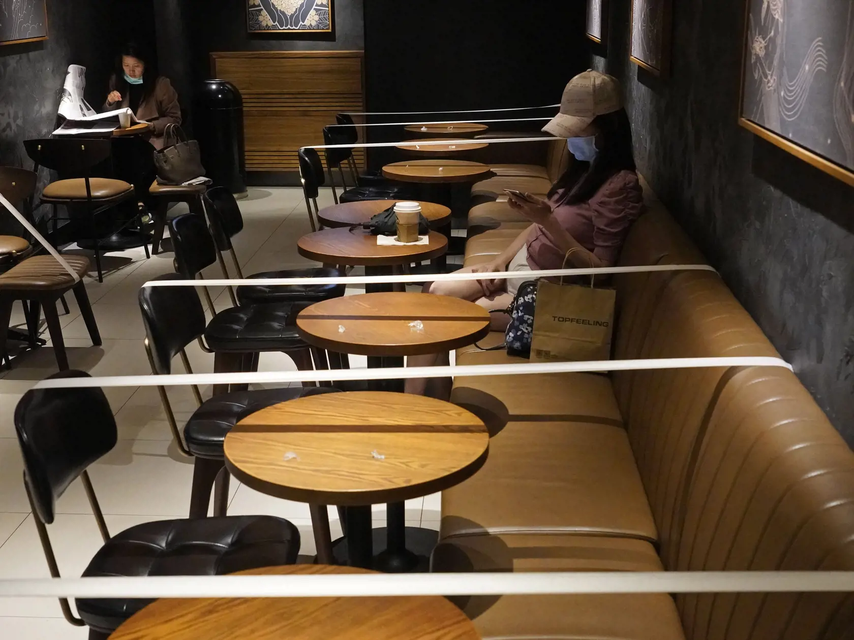 MIK 6 Hongkong - Stoly rozostavané v bezpečnej vzdialenosti kvôli koronavírusu v kaviarni v Hongkongu 30. marca 2020. FOTO TASR/AP

Tables and chairs are taped for the social distancing law enforcement to help curb the spread of the coronavirus at a Starbucks coffee shop in Hong Kong, Monday, March 30, 2020. The new coronavirus causes mild or moderate symptoms for most people, but for some, especially older adults and people with existing health problems, it can cause more severe illness or deat