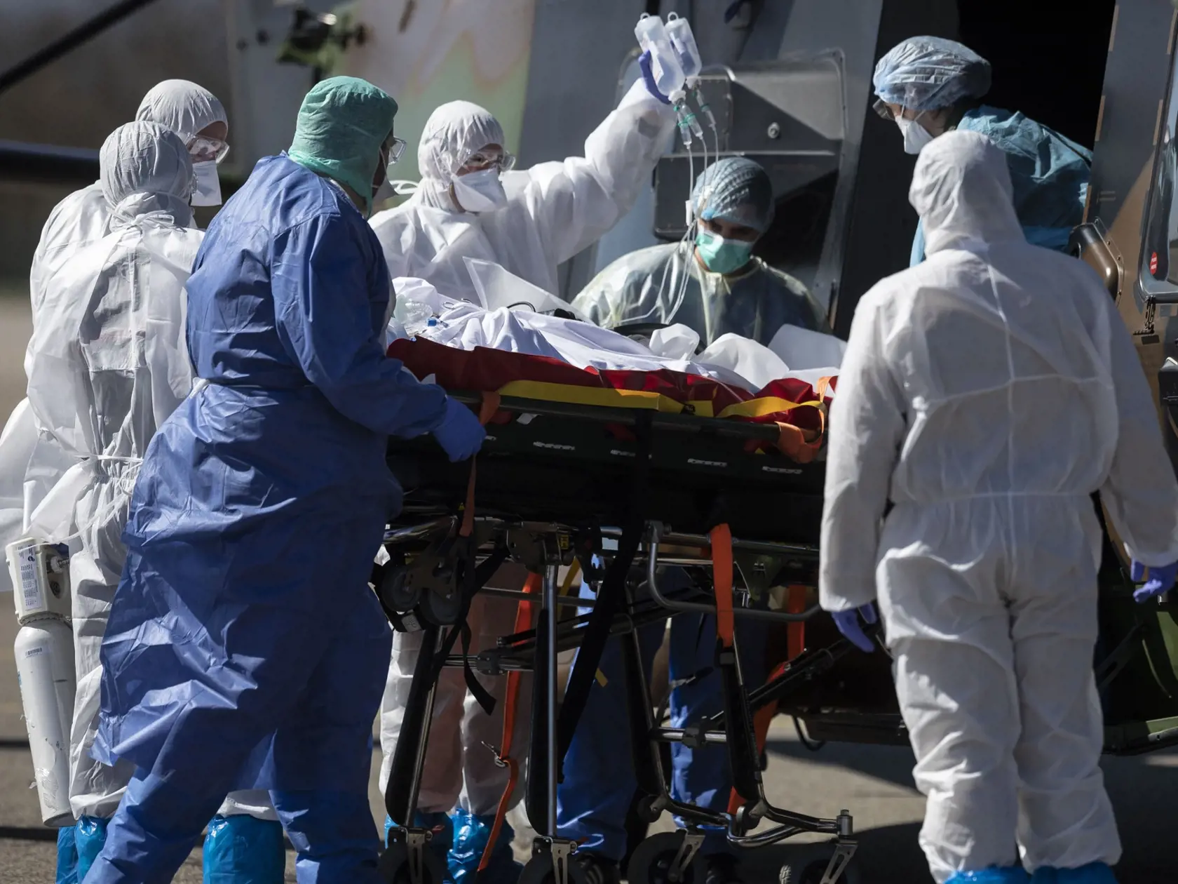 MIK 22 Štrasburg - Pacient infikovaný koronavírusom COVID-19 je nakladaný do francúzskeho vojenského vrtuľníka smerujúceho do nemocnice Kantonsspital St.Gallen vo Švajčiarsku z dôvodu zmiernenia nemocničnej situácie vo východnom Francúzsku. Štrasburg vo Francúzsku 30. marca 2020. FOTO TASR/AP

A patient infected with the Covid-19 virus is loaded into a French military helicopter heading to the Saint-Gall hospital, Switzerland, to ease the hospitals situation in eastern France, Monday, March 30 2