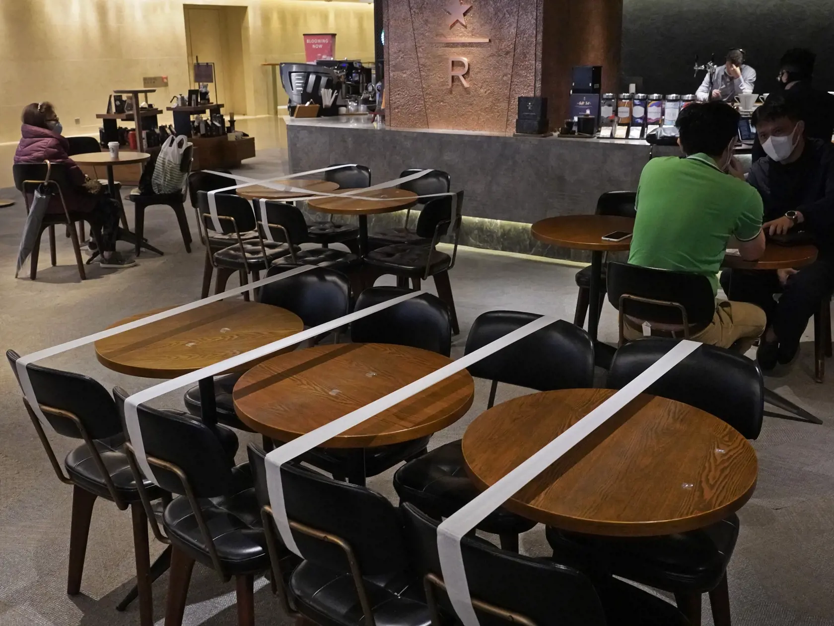 MIK 7 Hongkong - Stoly rozostavané v bezpečnej vzdialenosti kvôli koronavírusu v kaviarni v Hongkongu 30. marca 2020. FOTO TASR/AP

Tables and chairs are taped for the social distancing law enforcement to help curb the spread of the coronavirus at a Starbucks coffee shop in Hong Kong, Monday, March 30, 2020. The new coronavirus causes mild or moderate symptoms for most people, but for some, especially older adults and people with existing health problems, it can cause more severe illness or deat
