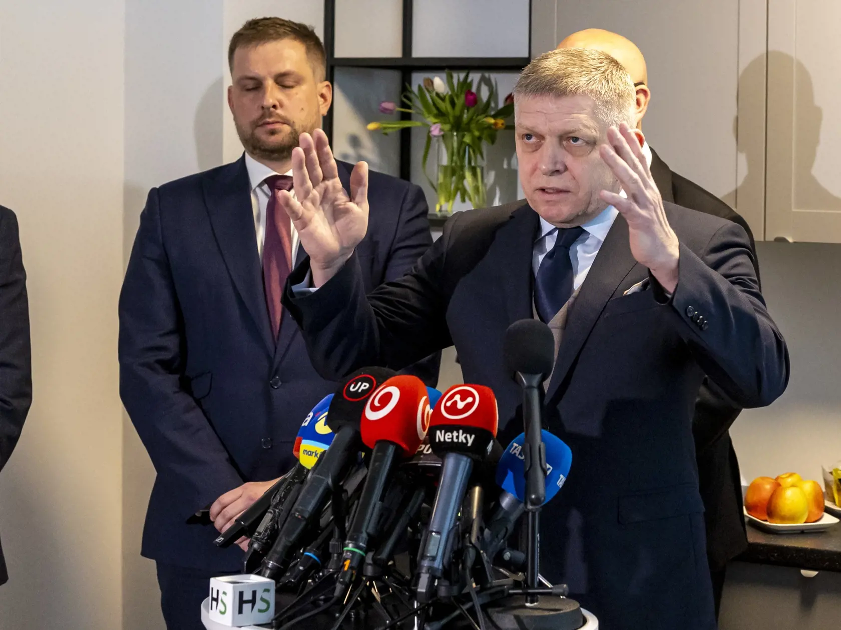 Tlačová konferencia predsedu vlády SR Roberta Fica a ministra dopravy SR Jozefa Ráža. Na snímke je premiér SR Robert Fico. 