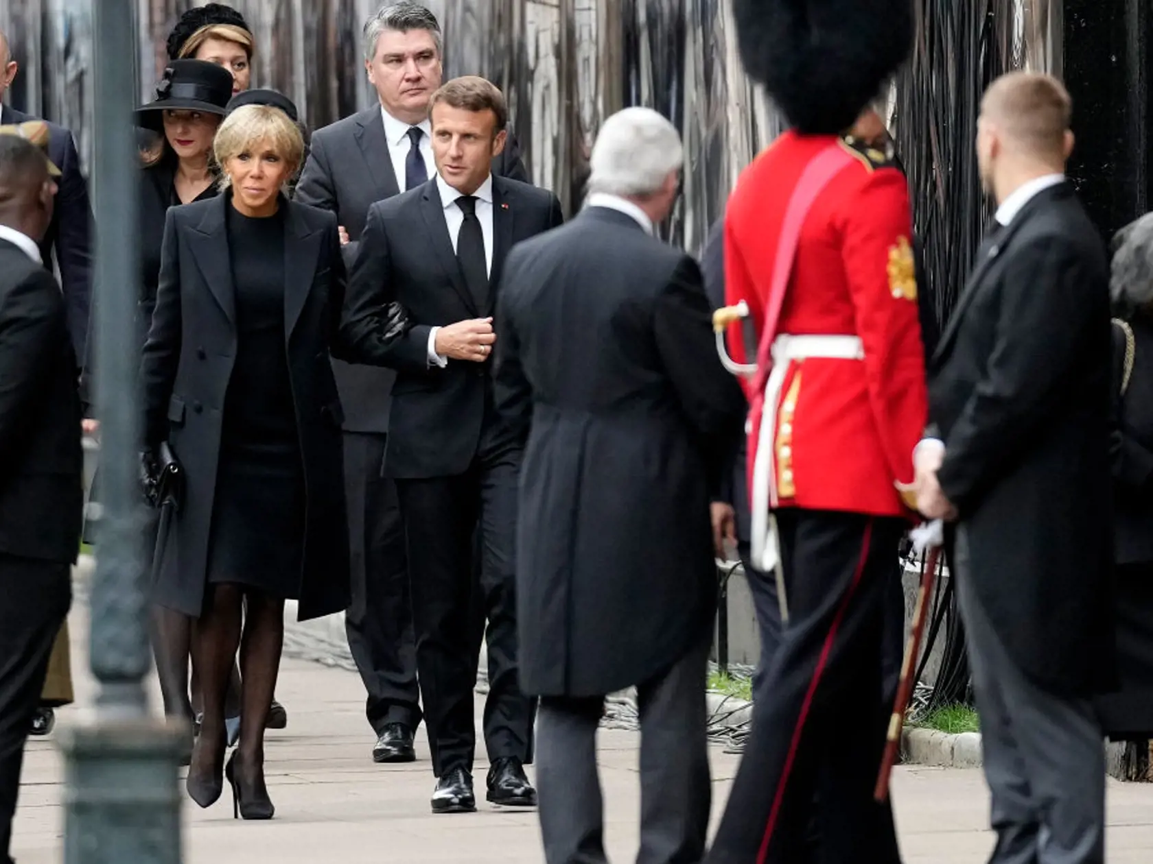 „Brigitte Macron je ukážkou akoby to malo vyzerať. Jednoduché, vkusné s patričným francúzskym šarmom. Dodržala tiež predpísaný protokol,“ myslí si Andrea Ziegler.
