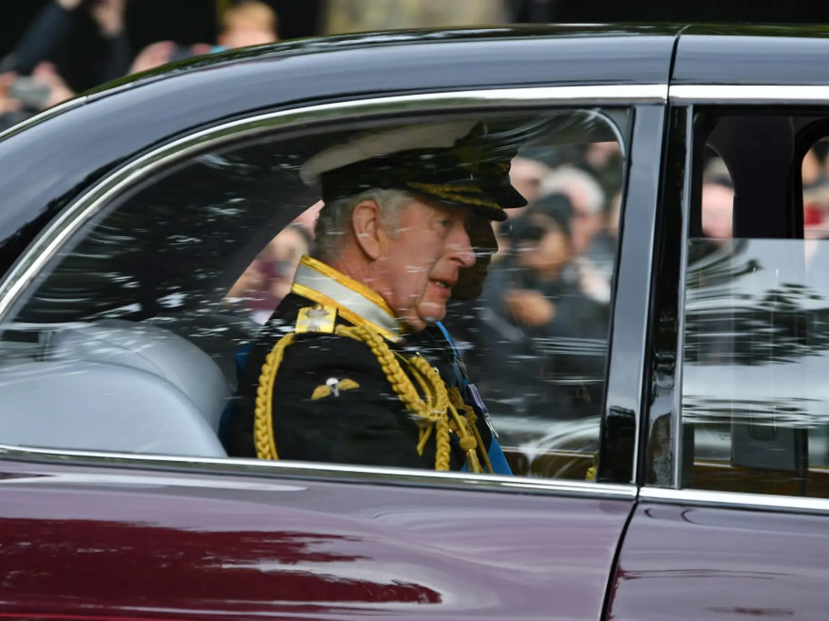 Nový britský panovník prichádza na pohreb svojej matky, kráľovnej Alžbety II.