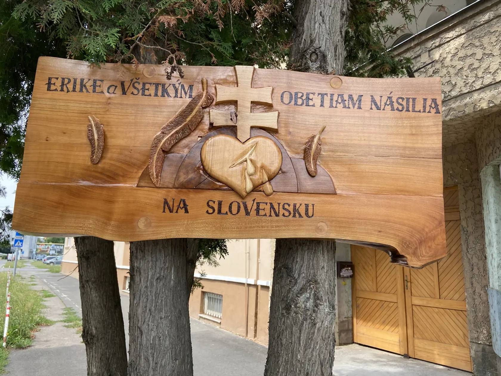 Na mieste vraždy pribudla v ostatných dňoch neobyčajná tabuľa.