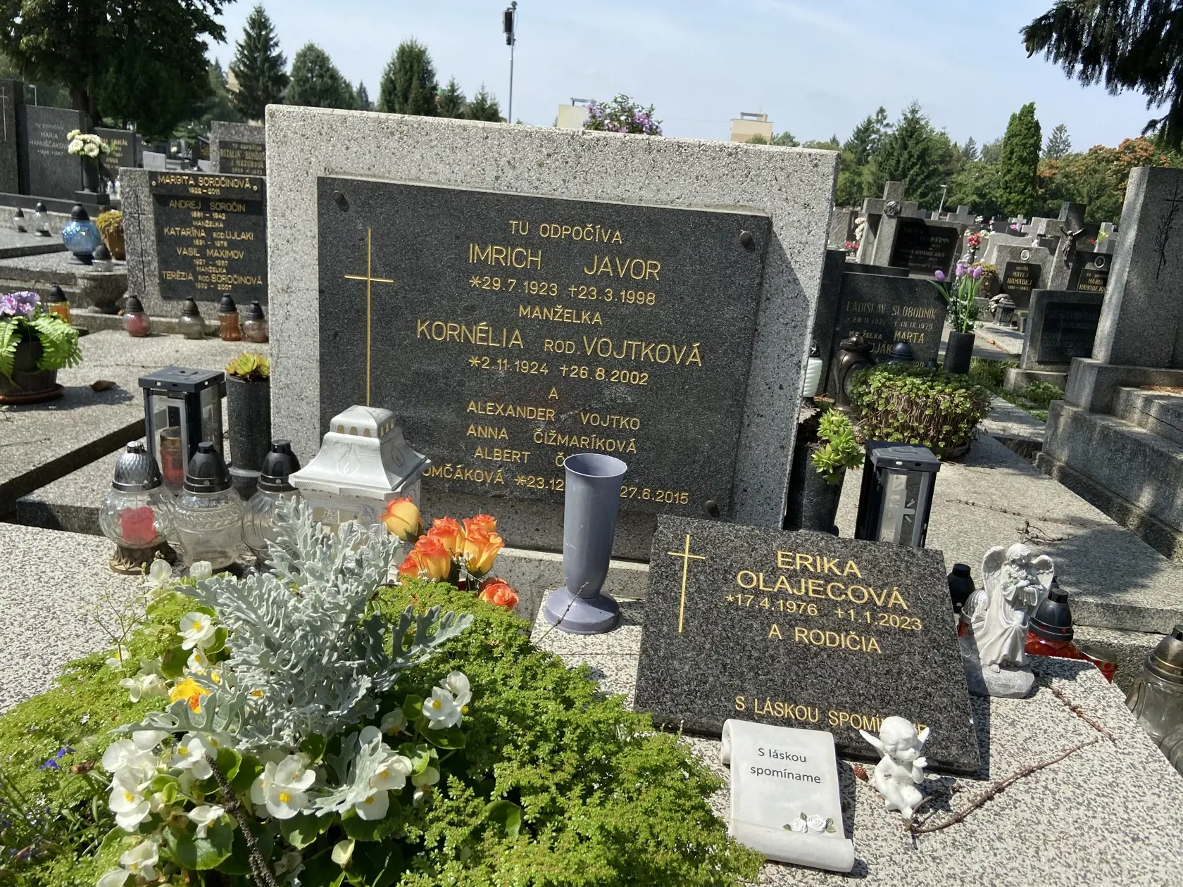 Erika Olajecová, ktorú zavraždil Valentín H. konečne spočinula Na michalovskom cintoríne.