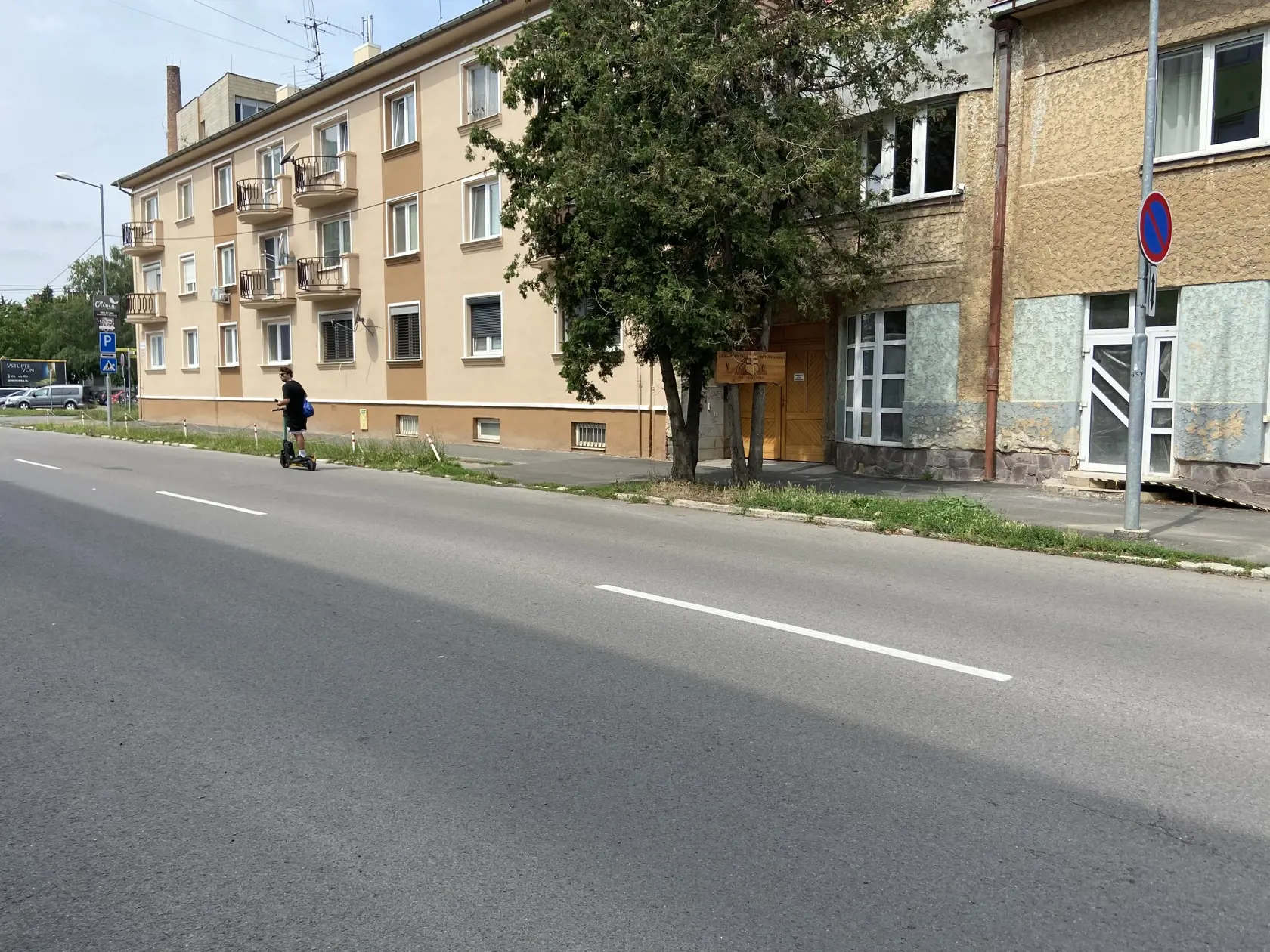 Okolo tohto bloku utekala Erika a úpenlivo volala o pomoc. Nikto jej nepomohol.