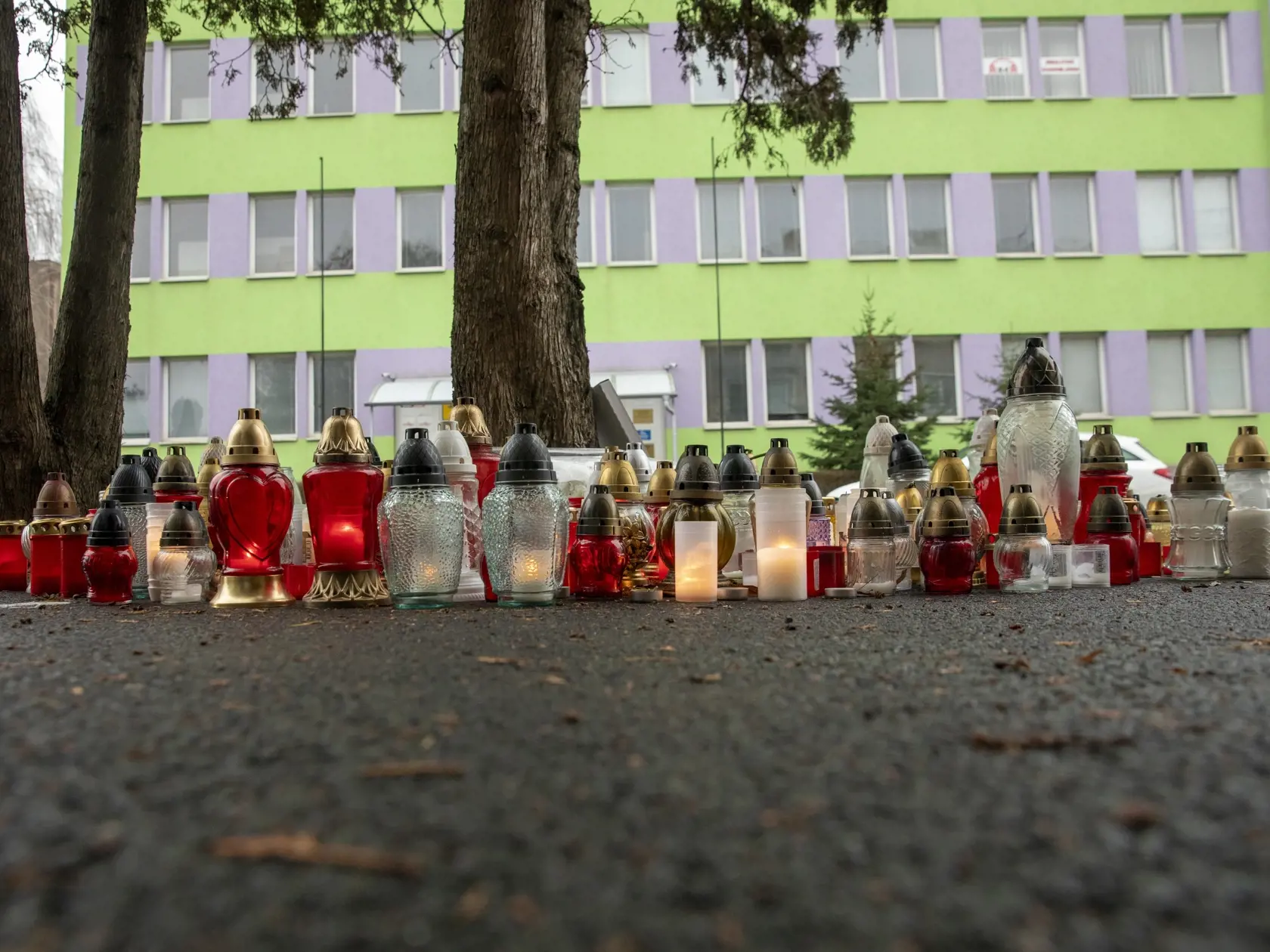 Brutálna vražda obzvlášť závažného činu sa stala u našich českých susedov koncom apríla. Podľa svedectiev privolaných policajtov a kriminálky mali čo robiť aj skúsení odborníci. Obžalovaný Marek sa vyzbrojil dvoma špeciálnymi nožmi, bojovým s čepeľou 25 centimetrov a so zákopovým s čepeľou 19 centimetrov.