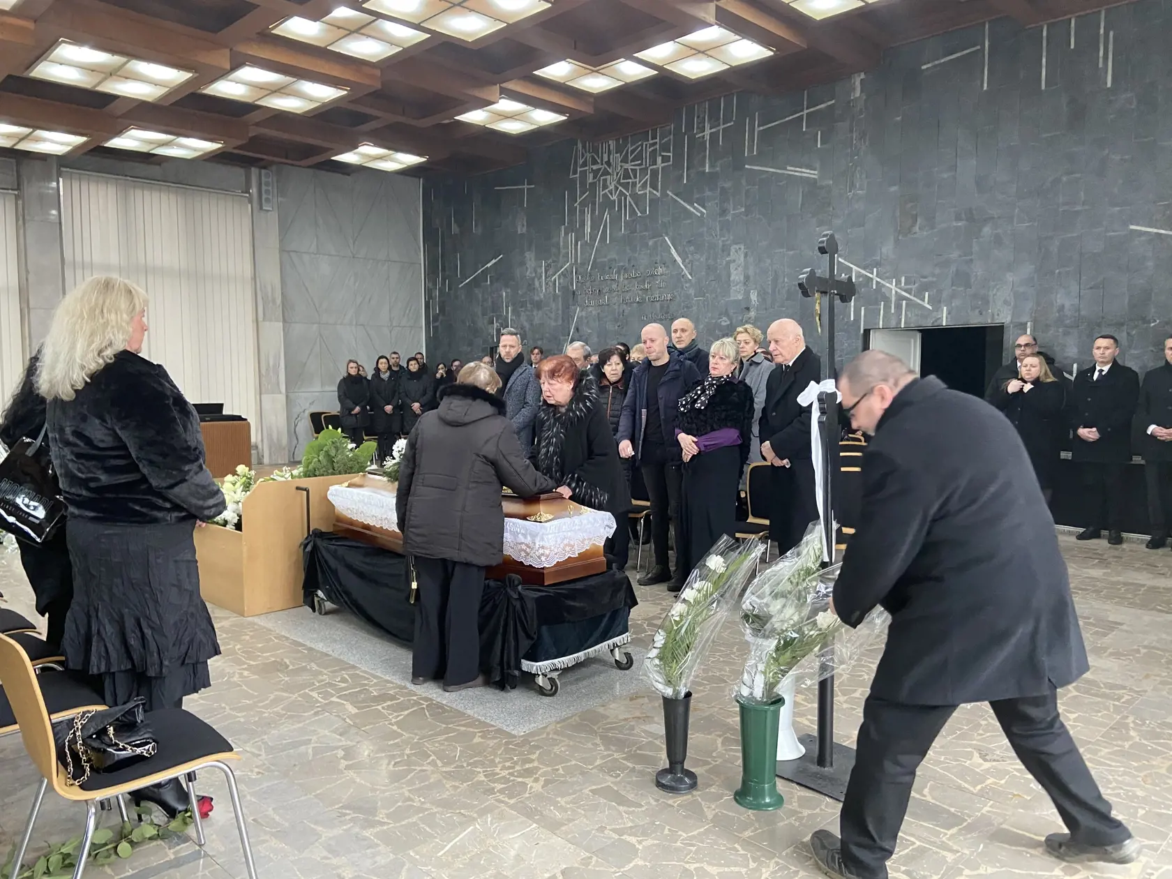 Rozlúčka najbližších s nebohou pred odvozom rakvy.
