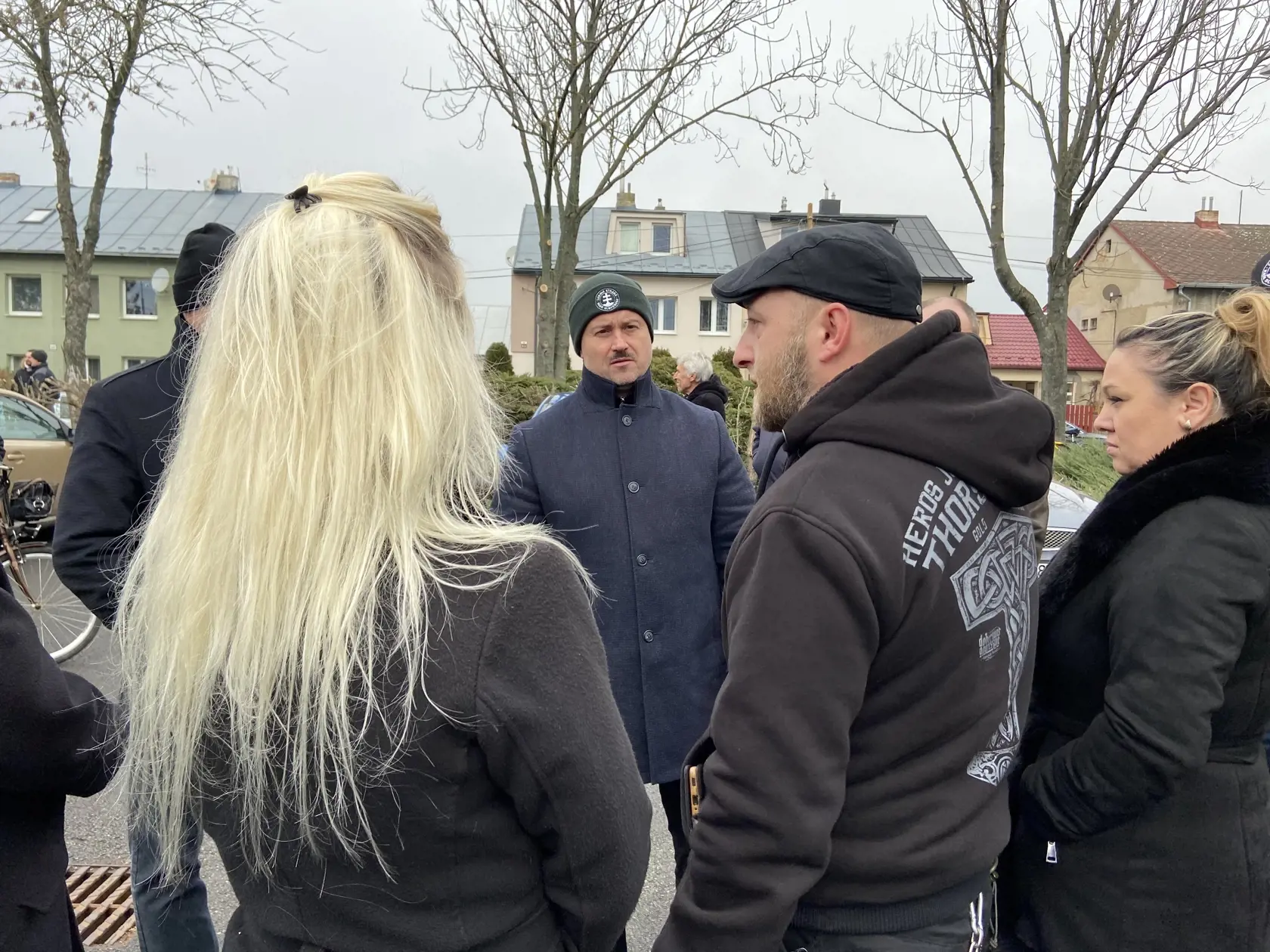 Kotleba s priaznivcami z radov miestnych.