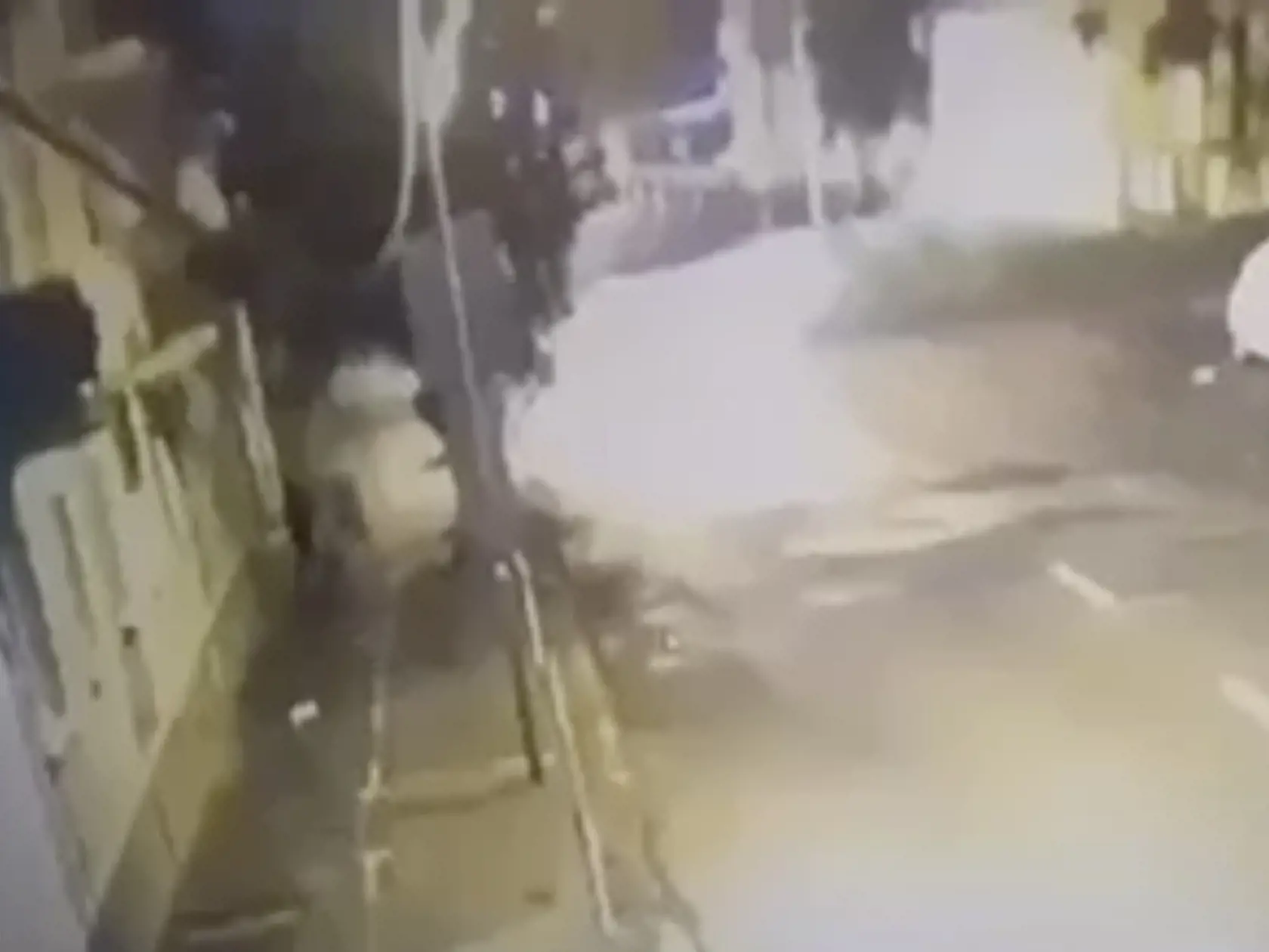 Na miesto tragédie prichádzali dnes ľudia a zapaľovali sviečky a kahance.