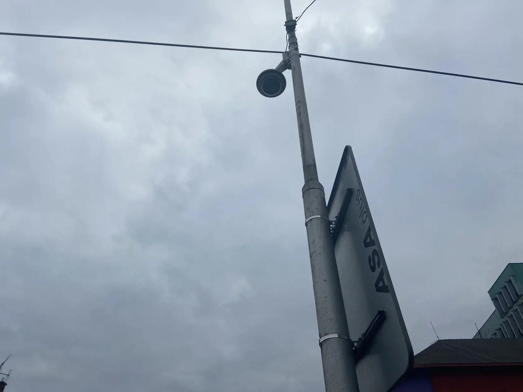 Miesto tragédie s bytmi okolo je hojne monitorované kamerami.